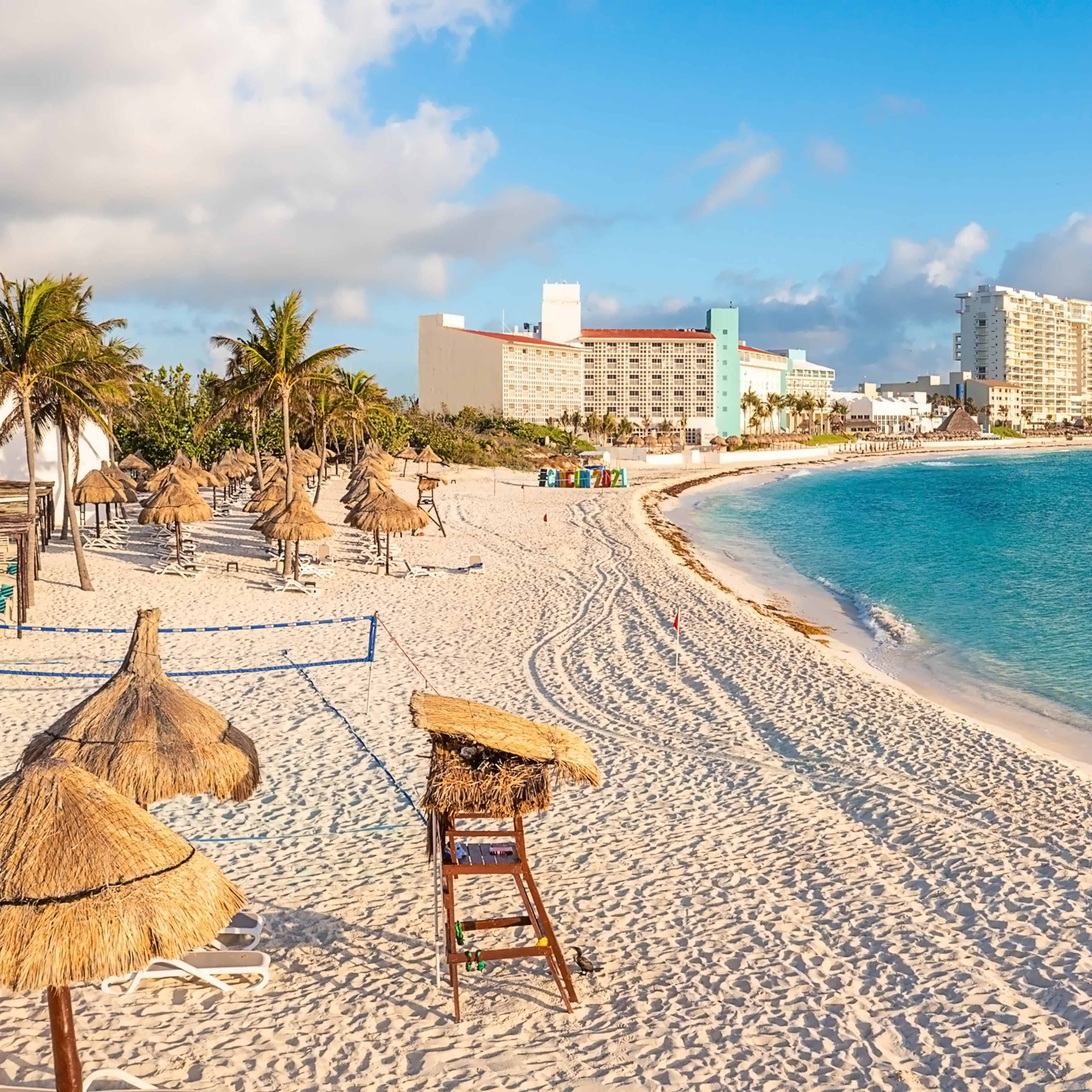 Vista aérea de las famosas playas de arena de Cancún y la Riviera Maya.