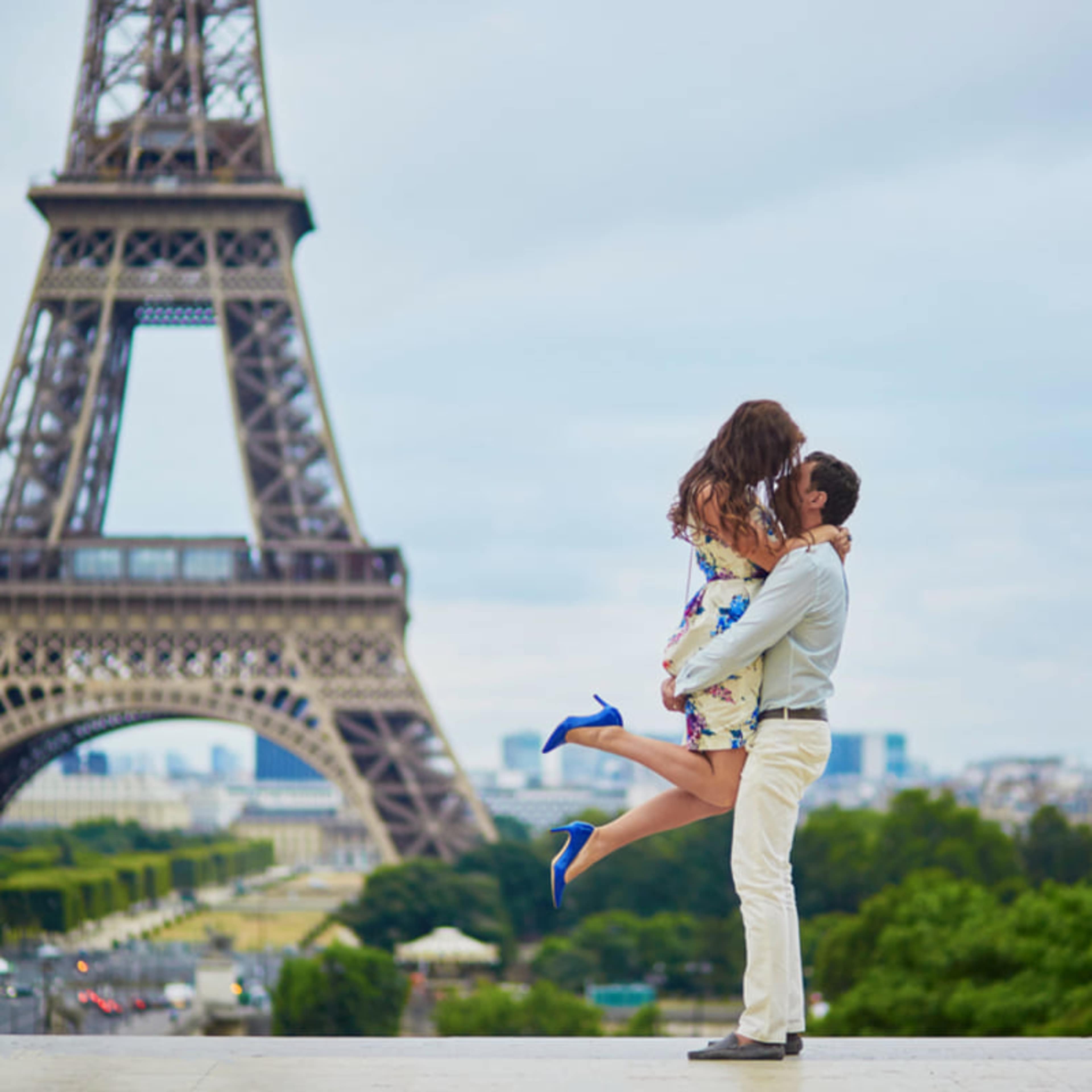 Una pareja se abraza frente a la Torre Eiffel en París
