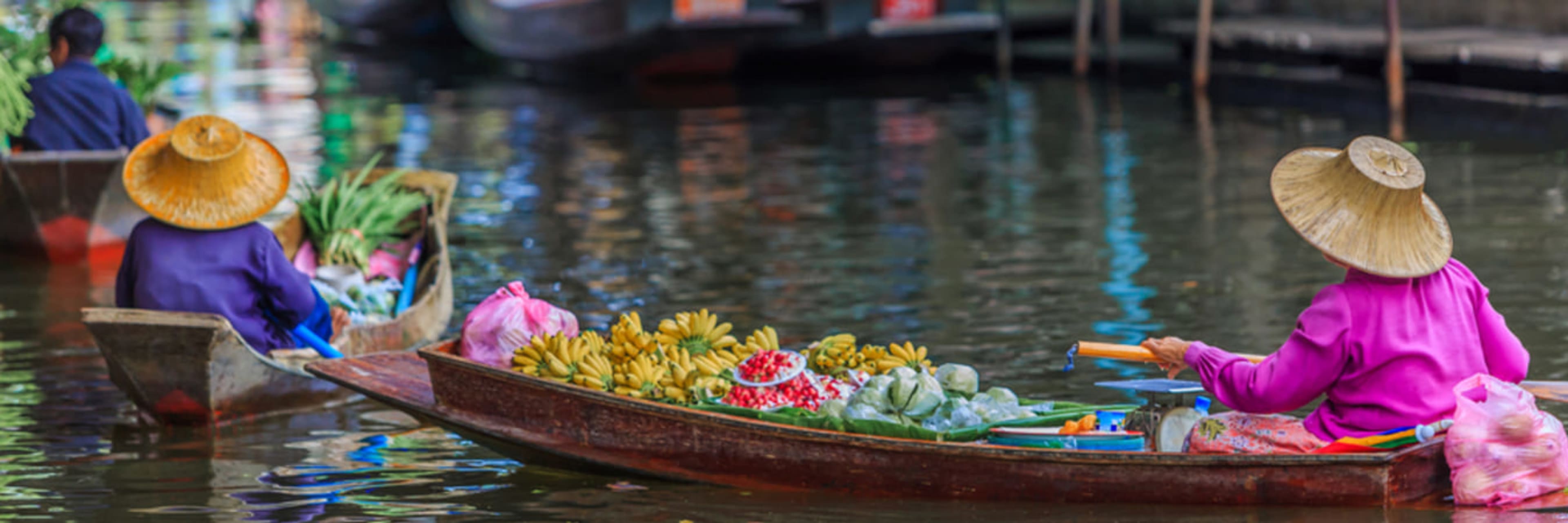 Damnoen Saduak Floating Market.