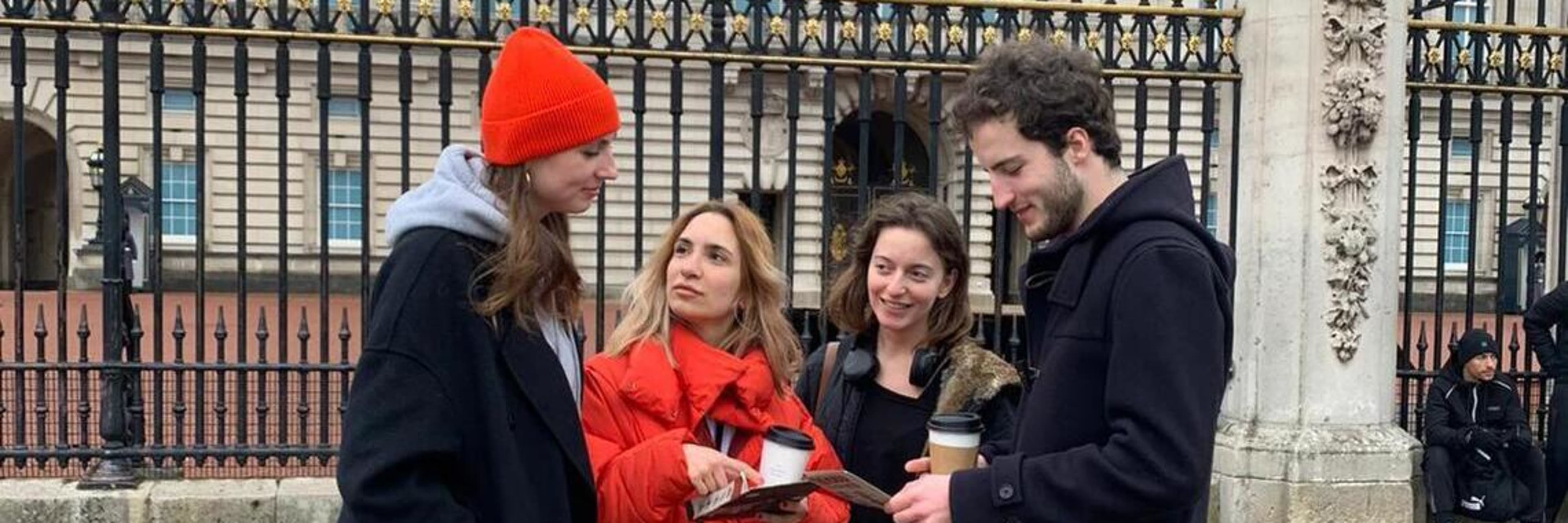 A group of friends in front of Buckingham Palace.