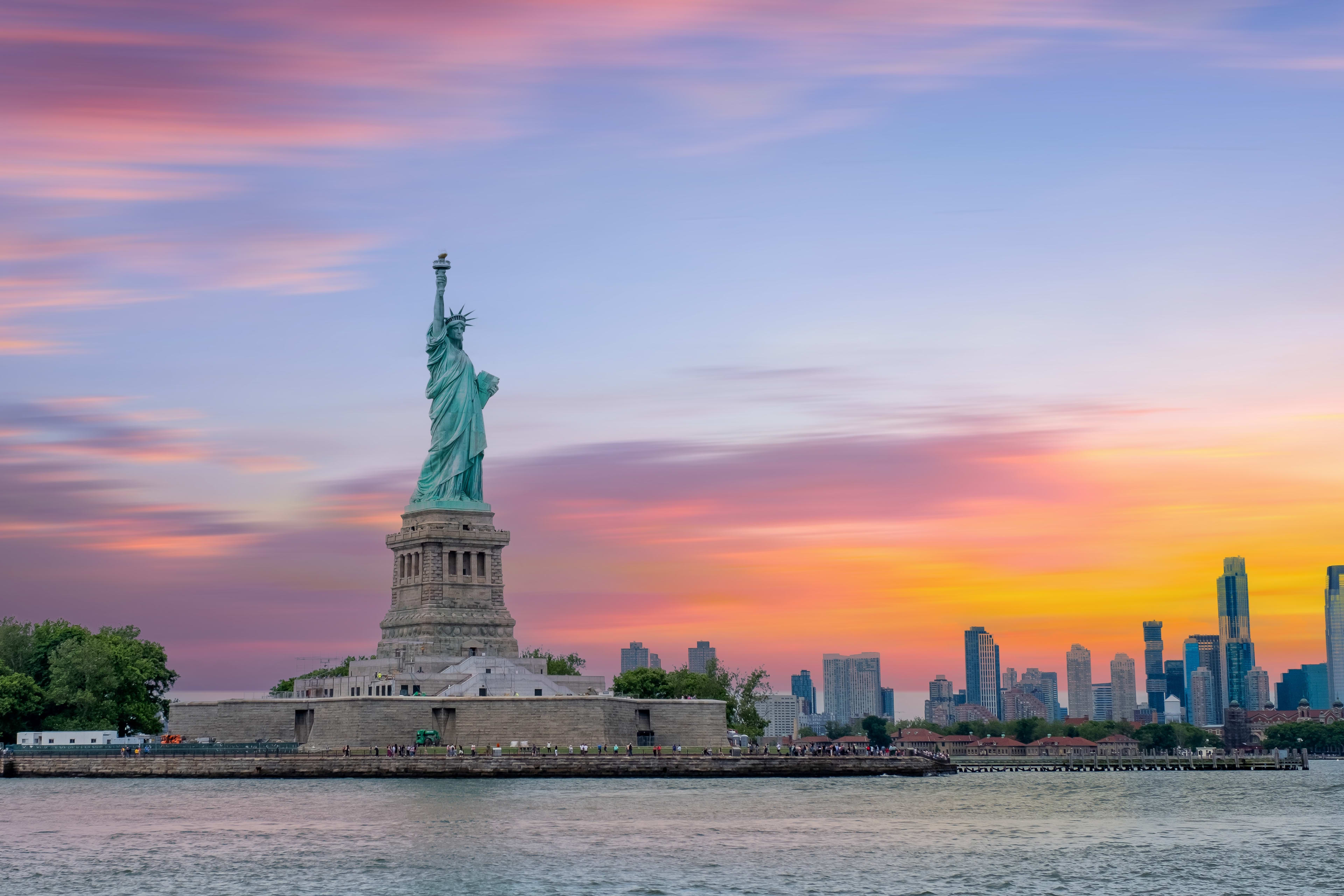 自由の女神を眺めるサンセットクルーズ