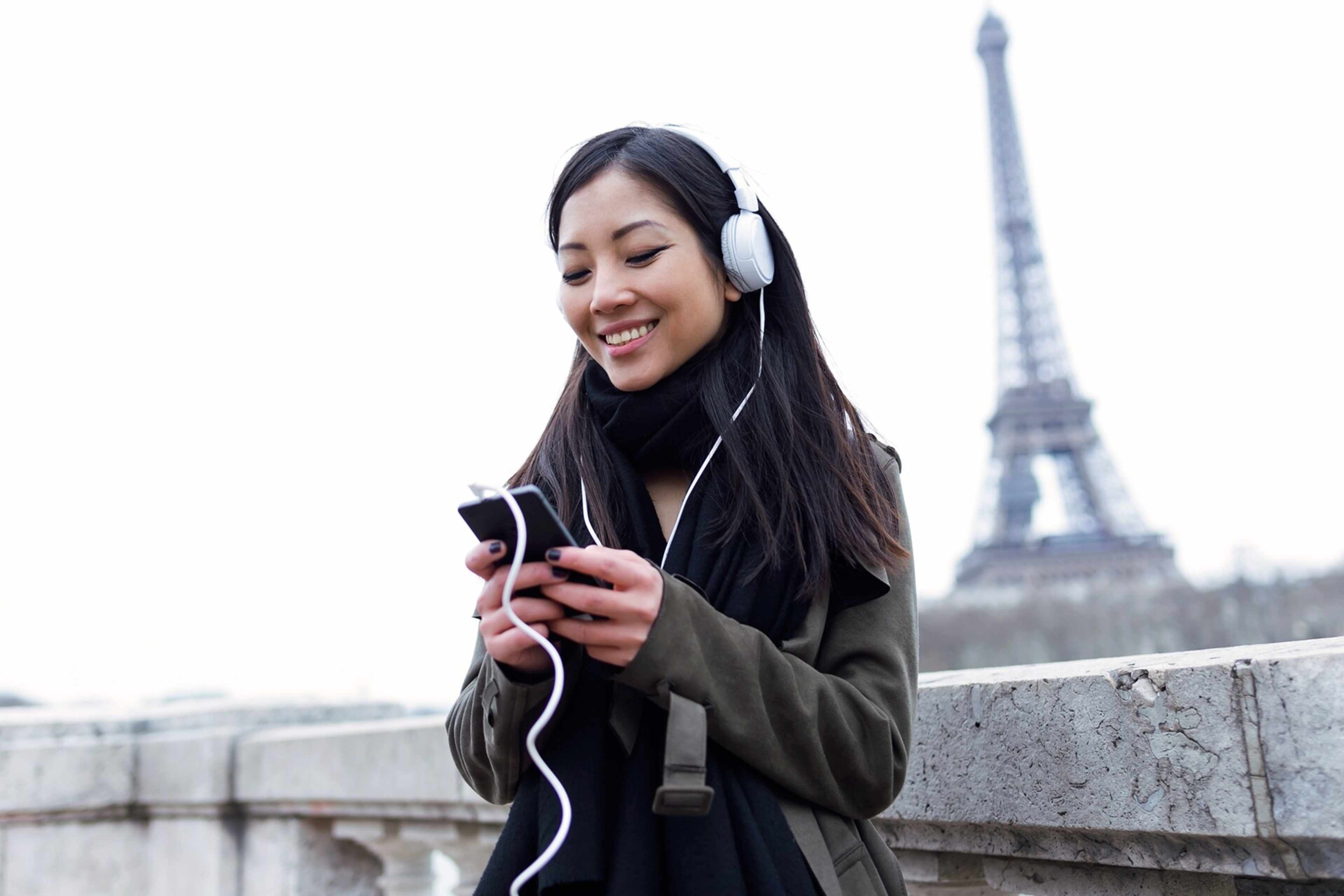 Paris Audio Tours Pack with Drink near the Eiffel Tower
