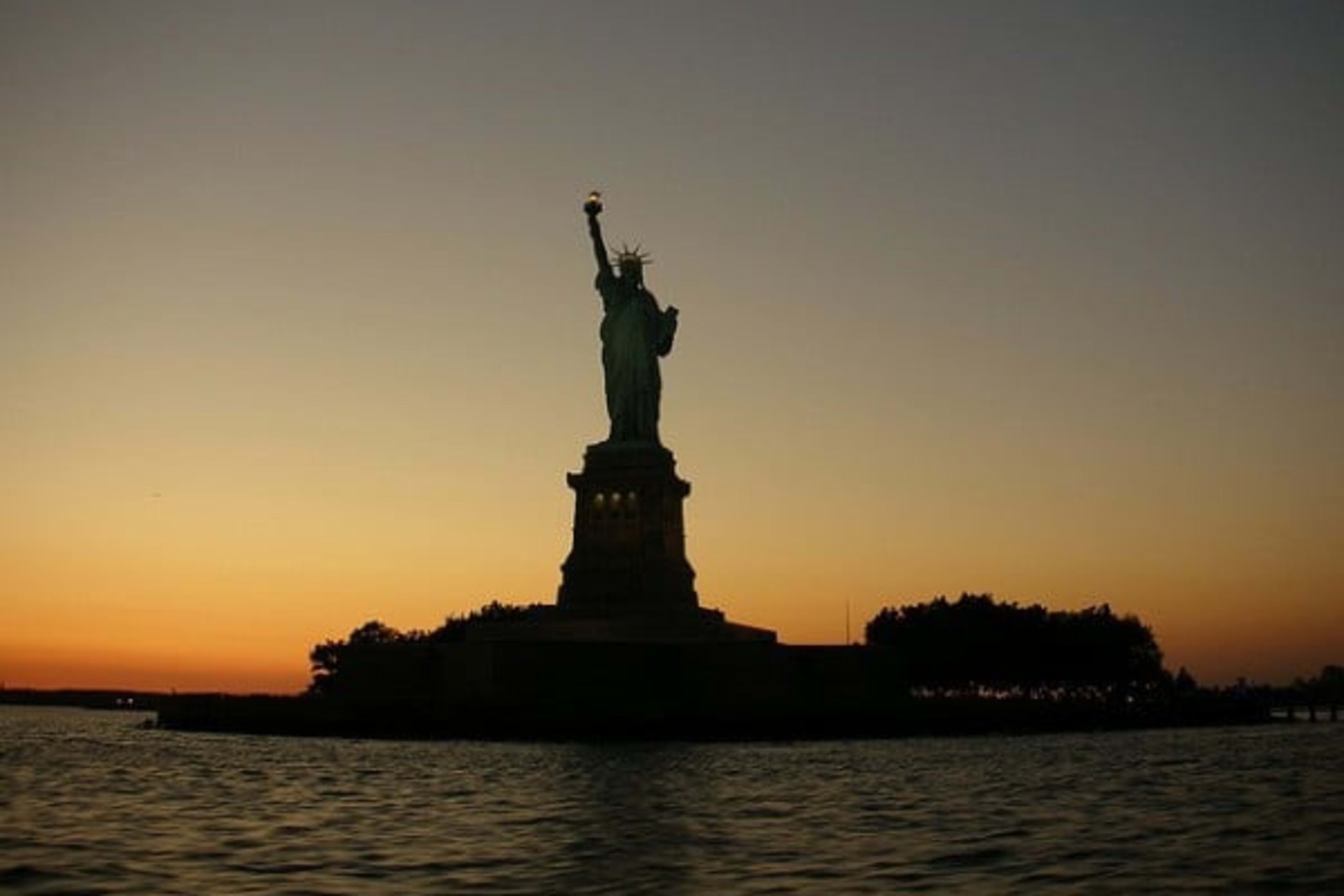 自由の女神を眺めるサンセットクルーズ