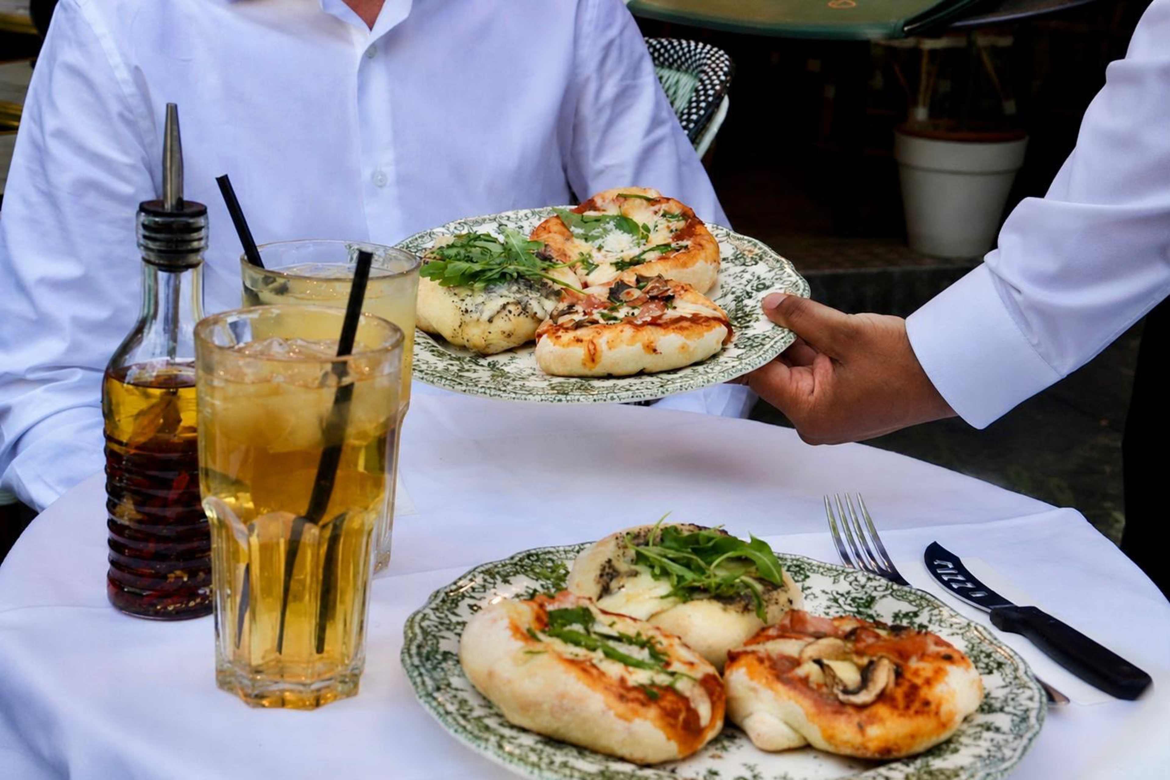 Dolce Vista: Mini Pizzas and Wine at Casa di Alfio