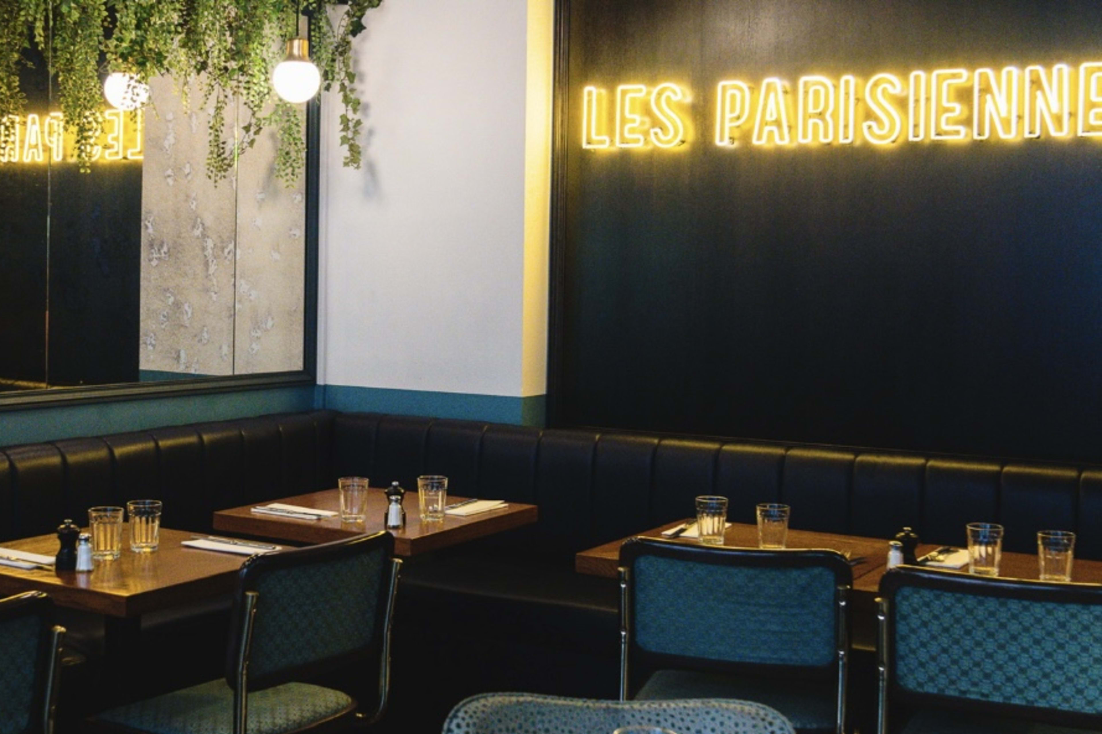 taste-of-paris-baked-camembert-and-wine-near-the-eiffel-tower