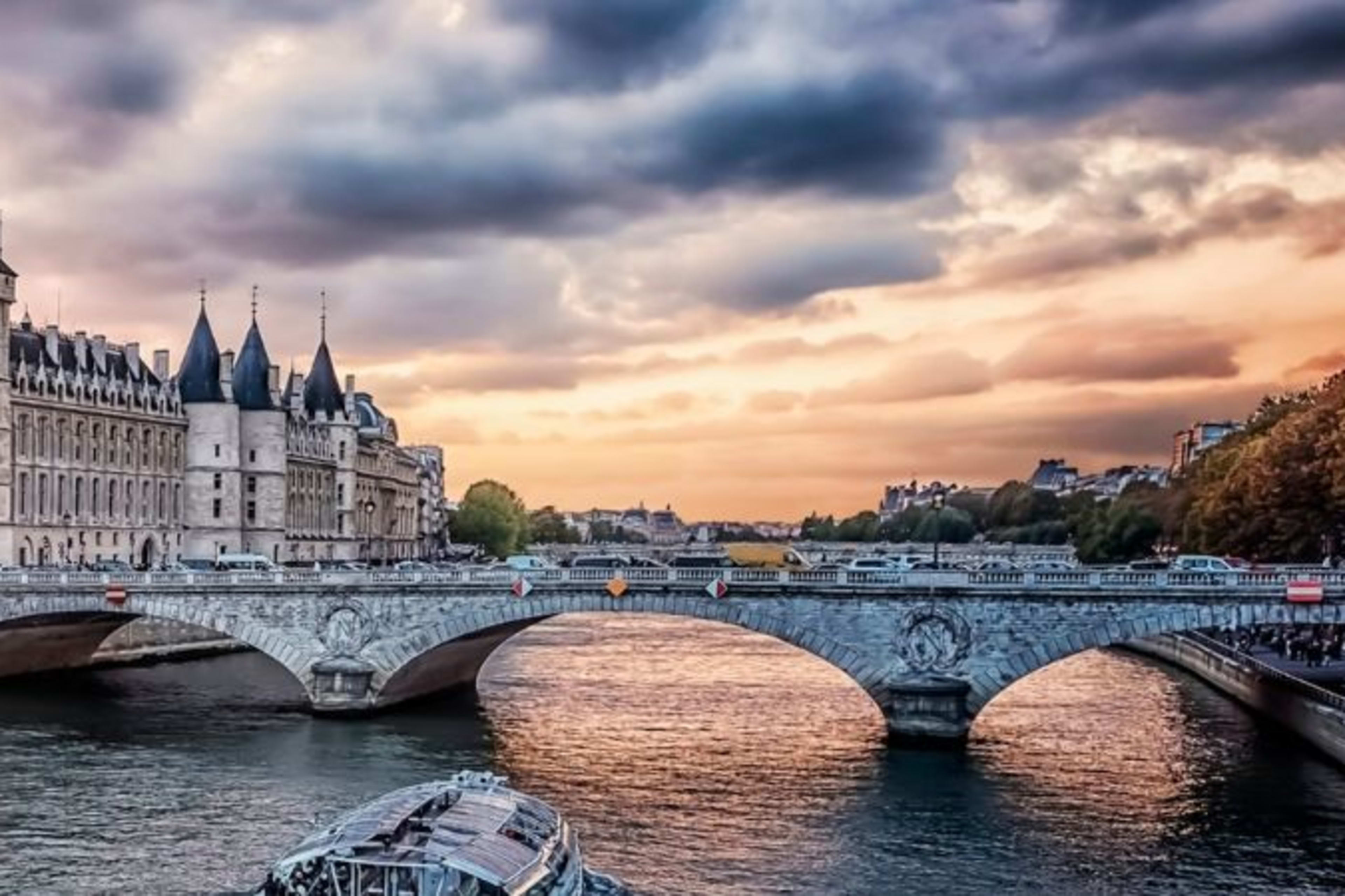 Croque Monsieur and Champagne by Seine