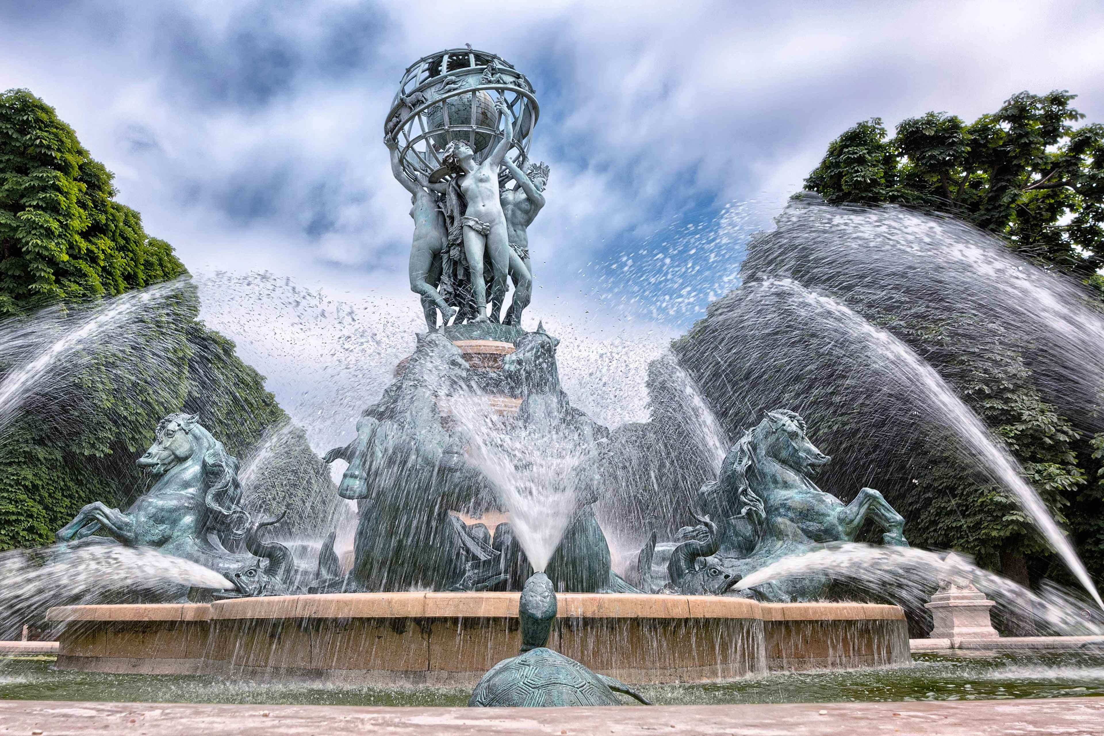 The Wonders of Paris: Landmarks, Legends and Local Bites Tour
