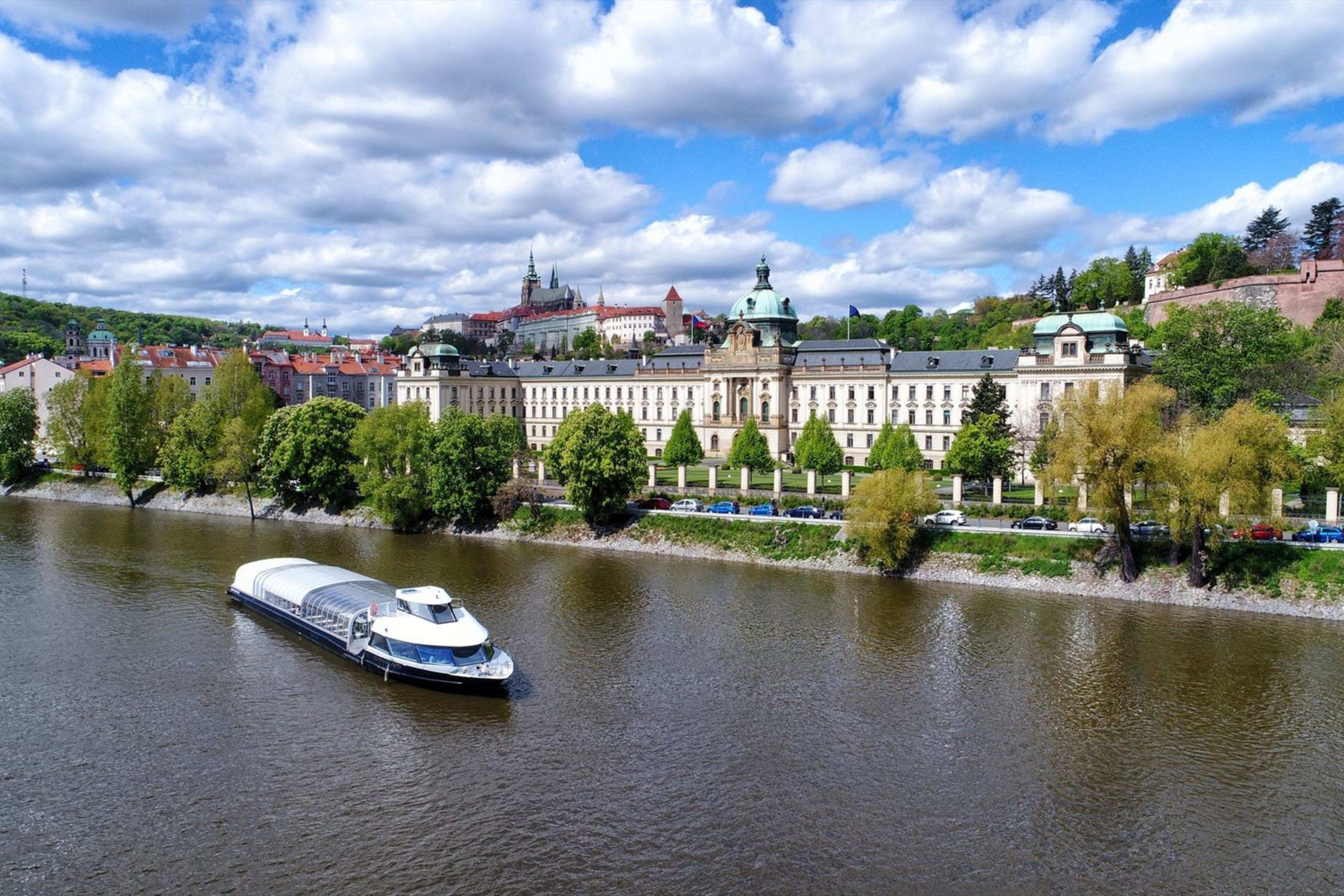 One-hour river cruise 