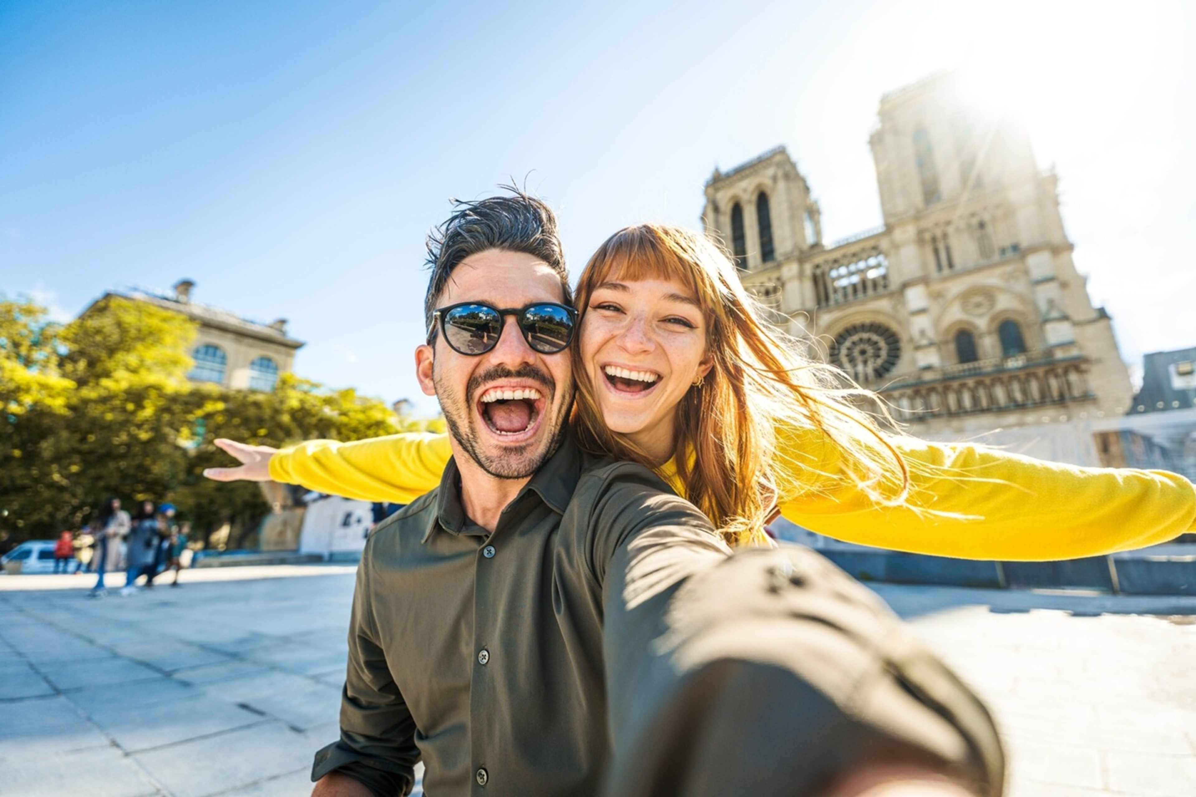 Paris Audio Tours Pack with Drink near the Eiffel Tower