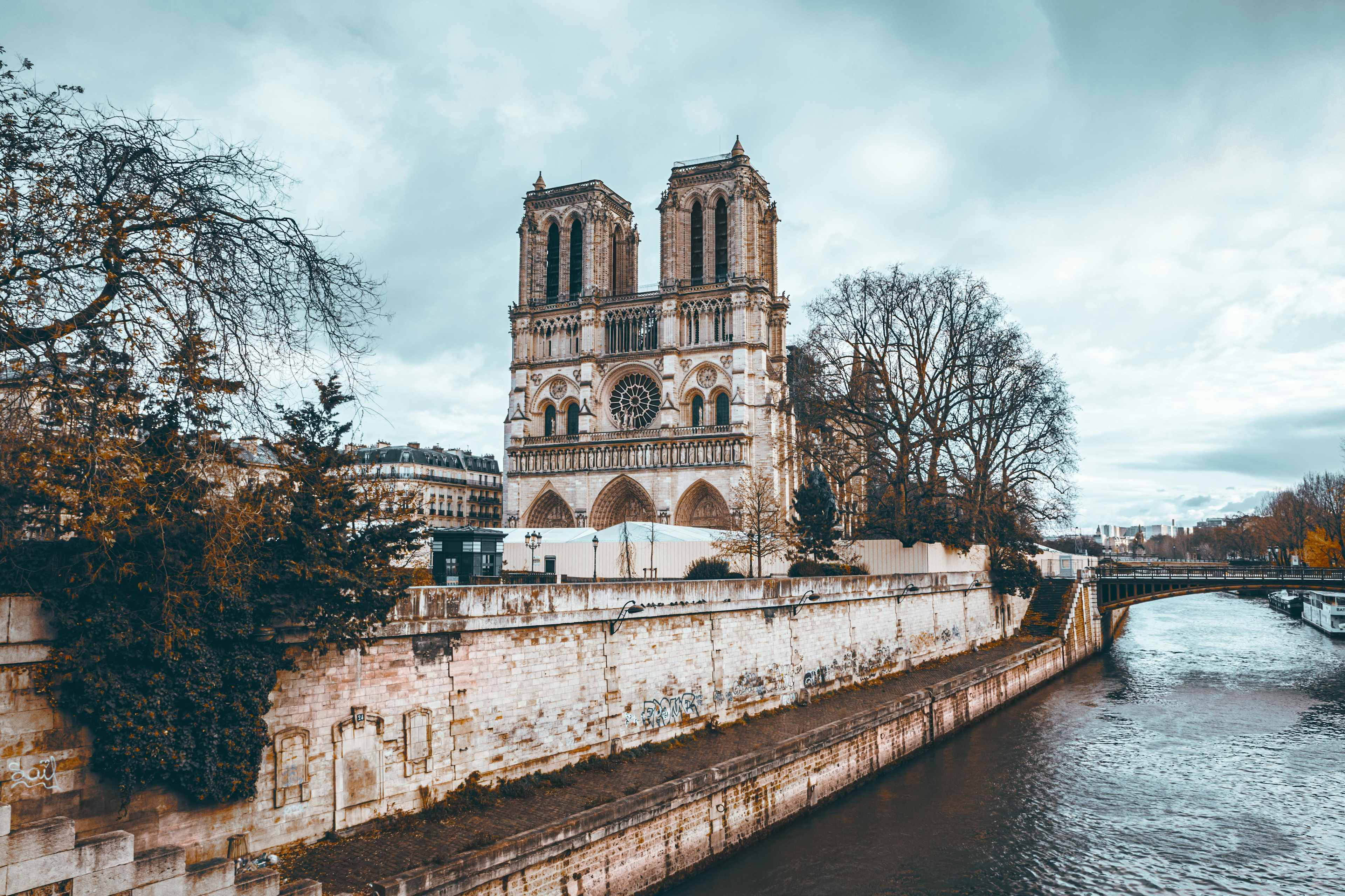 Paris Audio Tours Pack with Drink near the Eiffel Tower