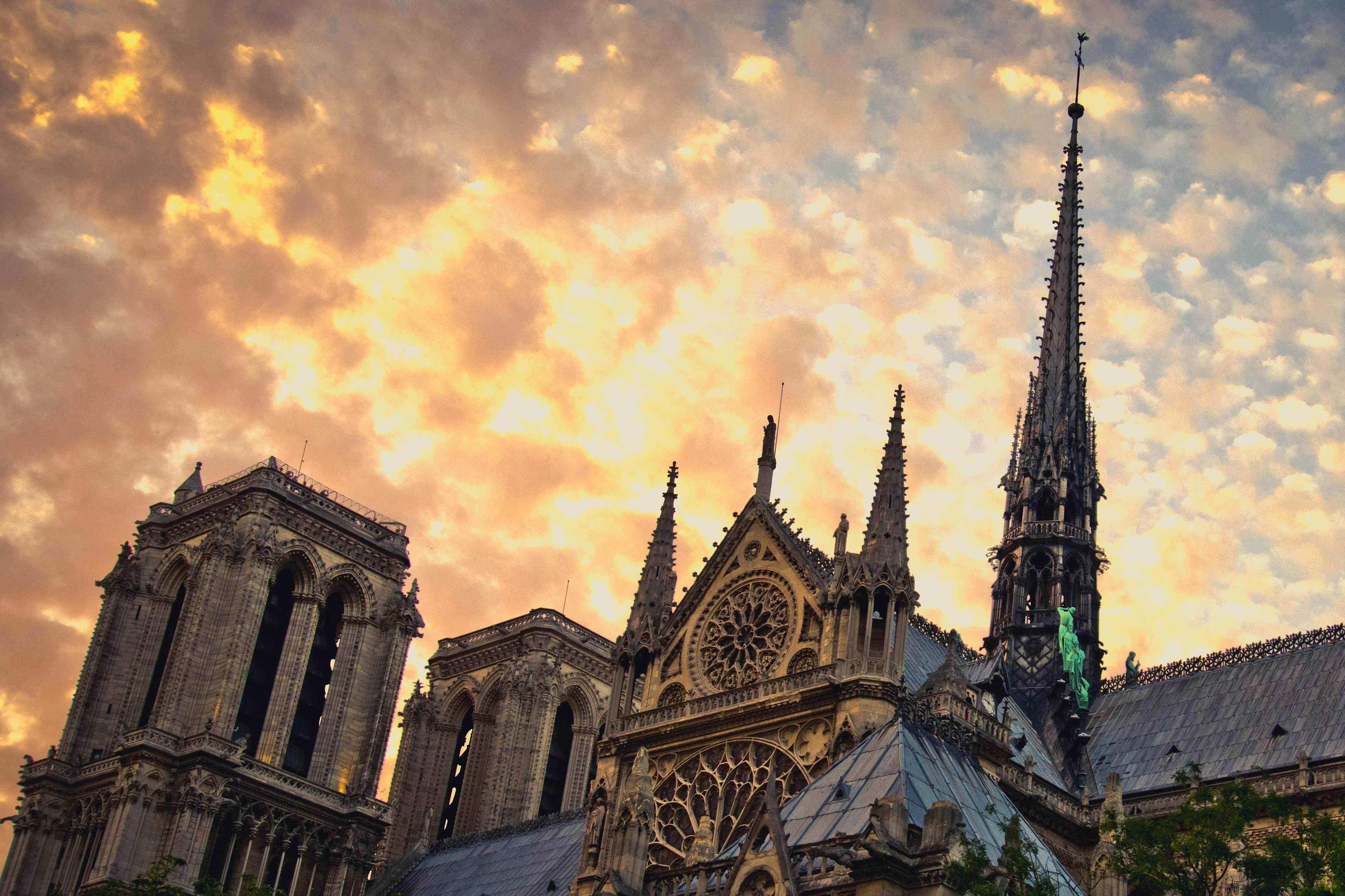 Paris Audio Tours Pack with Drink near the Eiffel Tower