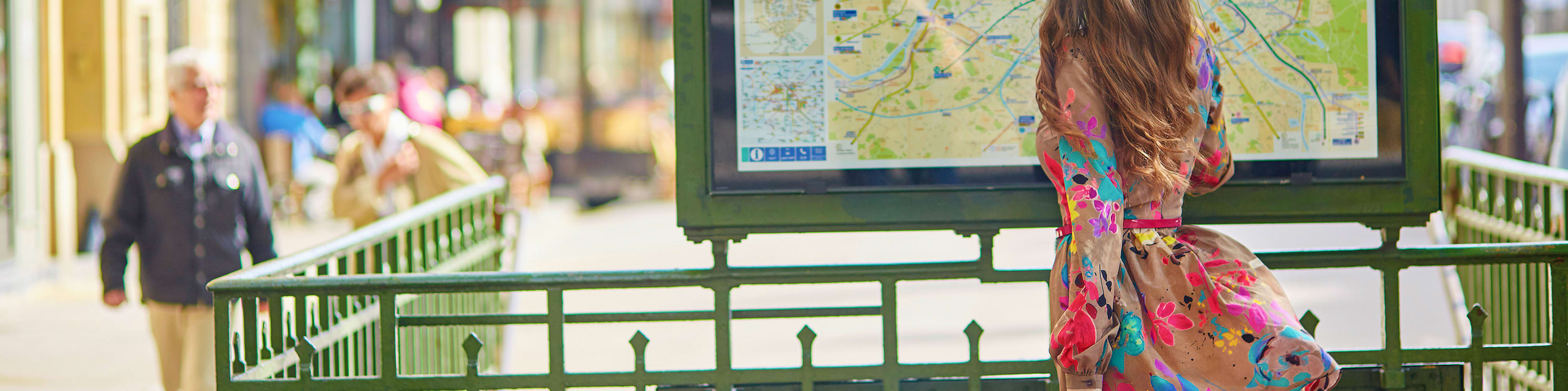 Femme devant le plan du métro parisien