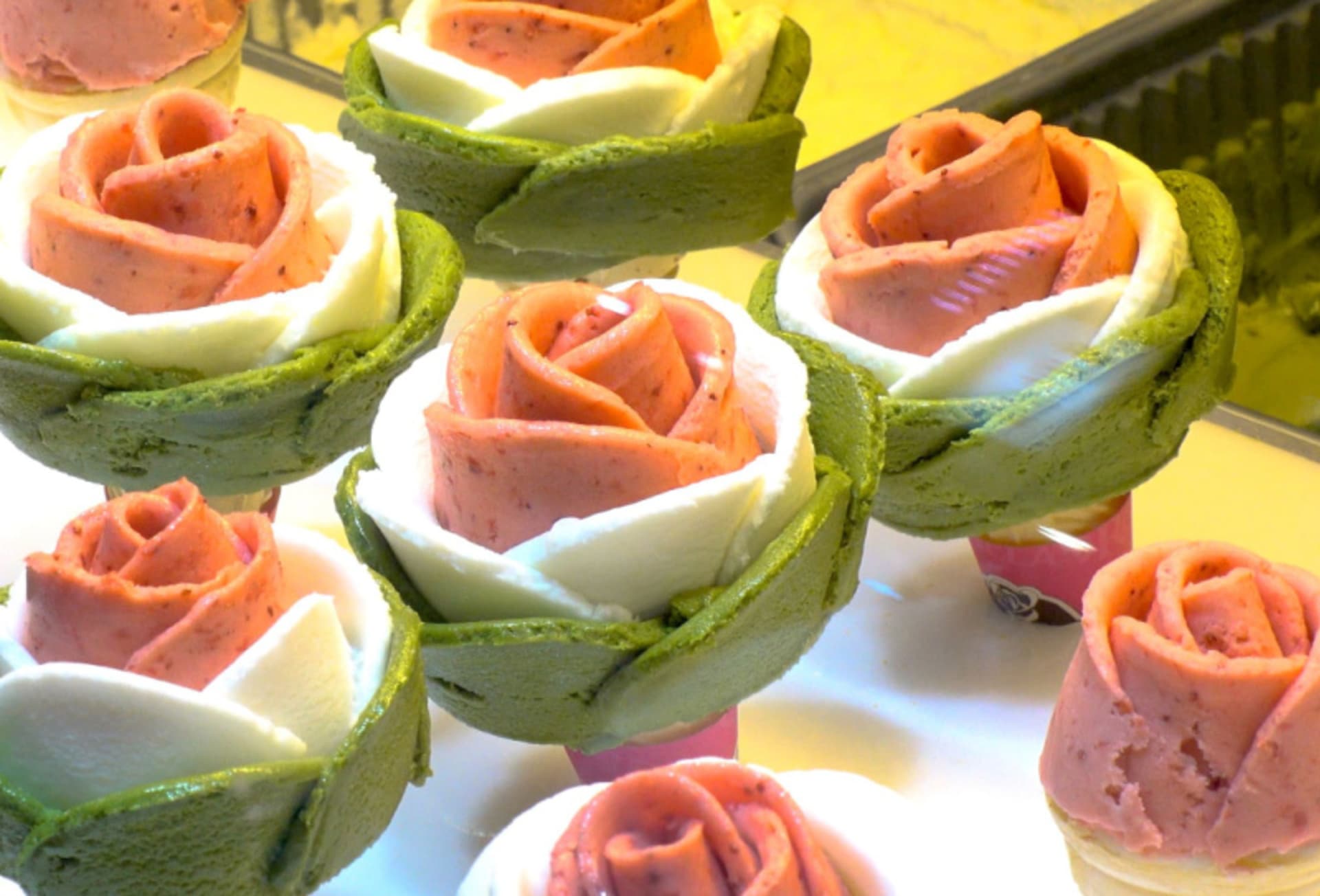 Rose shaped ice cream cones in Seoul markets