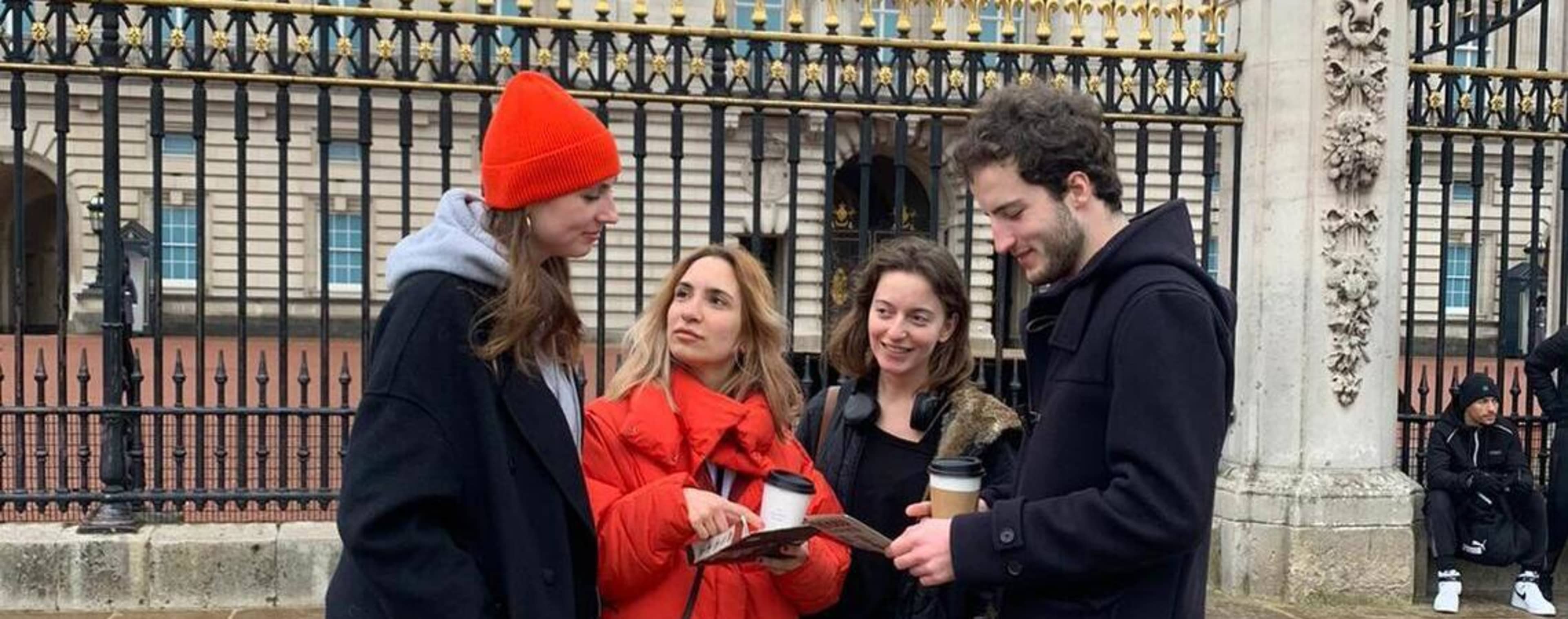 A group of friends in front of Buckingham Palace.