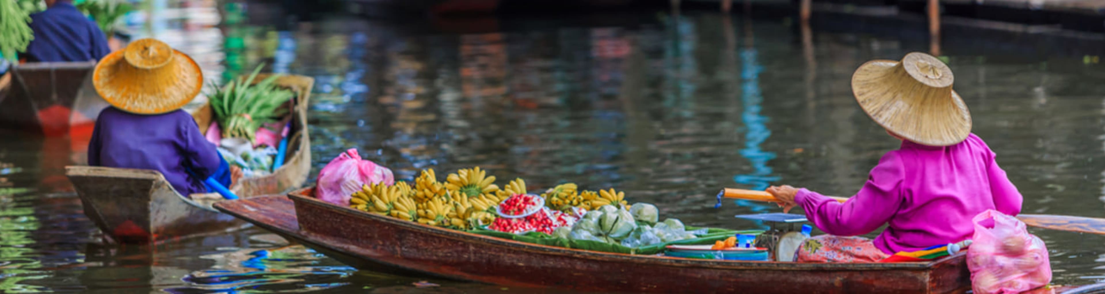 Damnoen Saduak Floating Market.