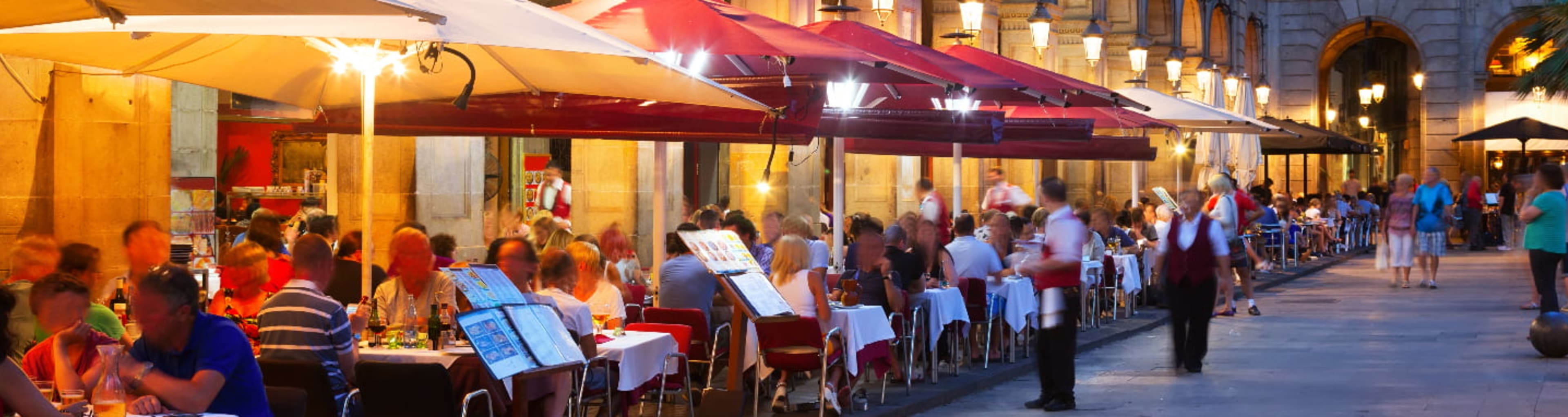 Guests dining outside a restaurant on Plaça Reial