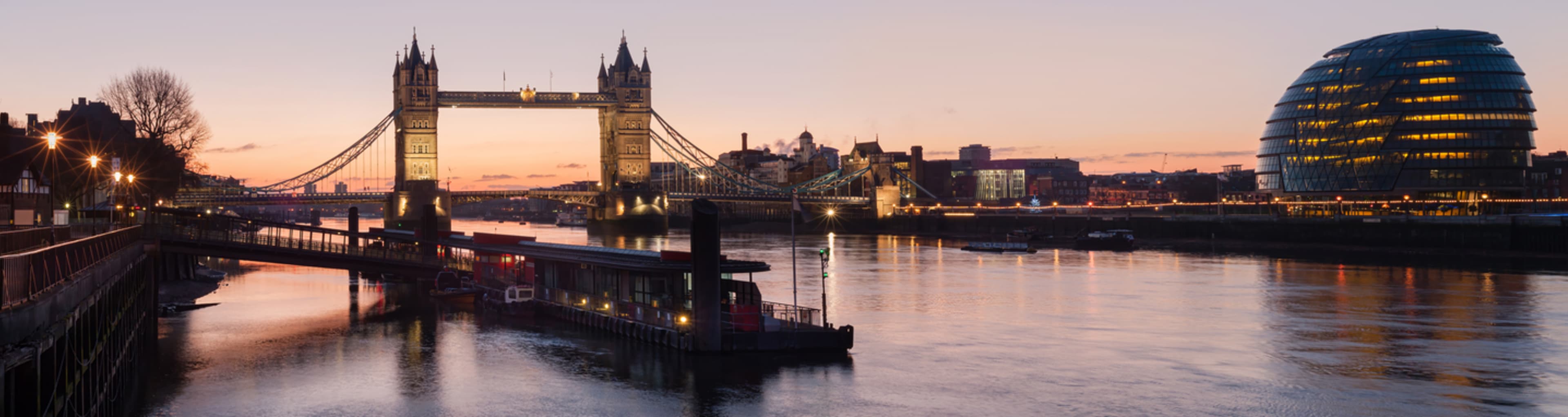 Vista nocturna del Puente de Londres. Monumentos históricos de Londres.