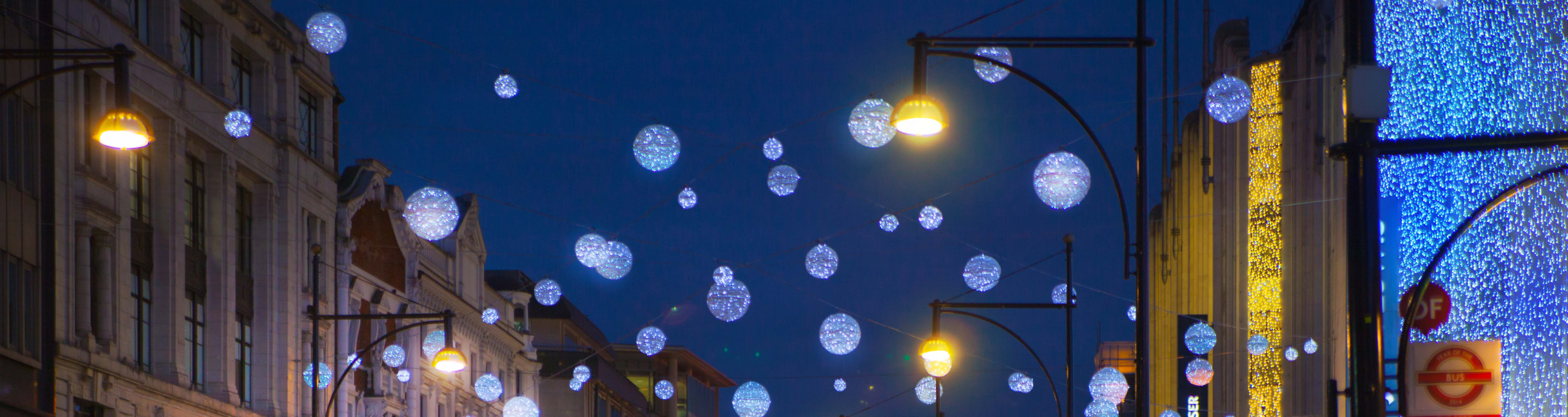 Weihnachtliche Beleuchtung beim abendlichen Shopping in der Regent street in London