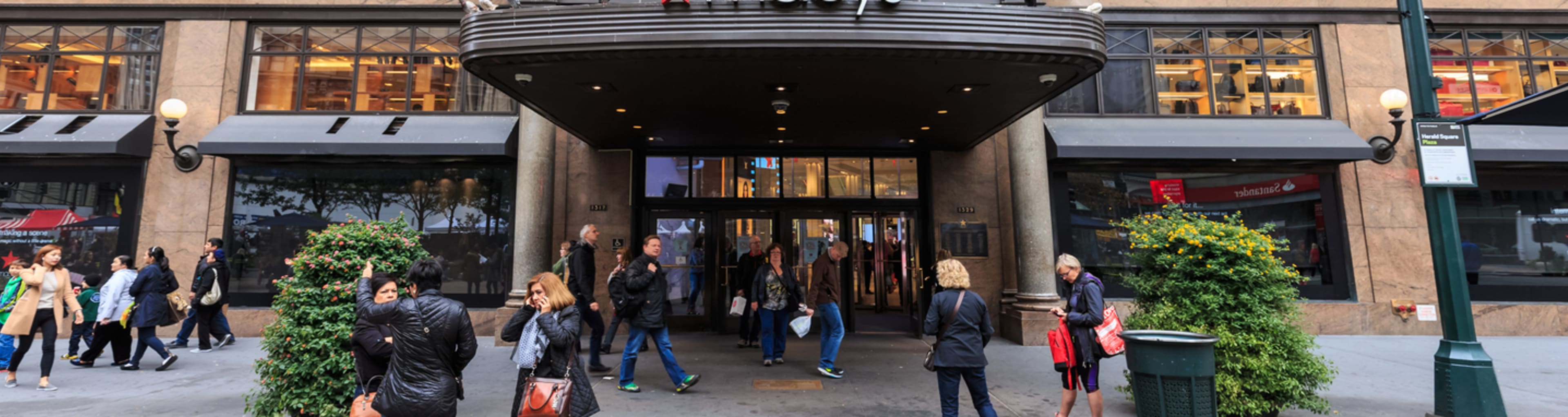 People in front of the Macy's store, New York