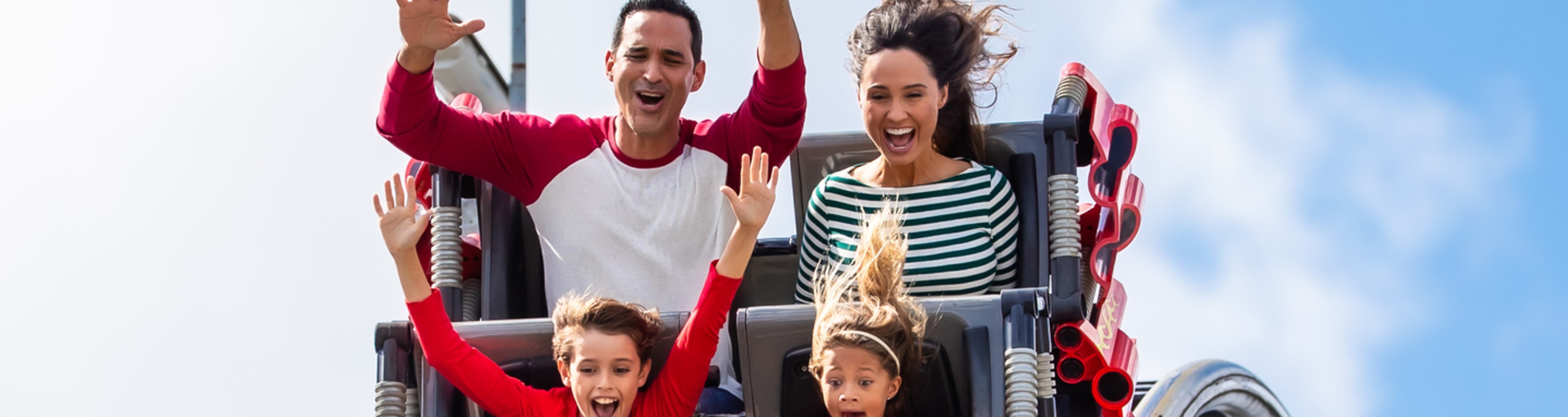 Familia en una montaña rusa de Legoland, Florida