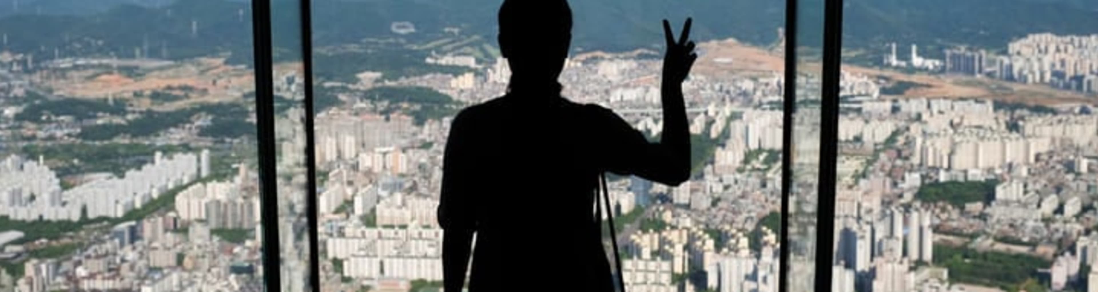 Tourist on the observation platform at the Lotte World Tower in Seoul.