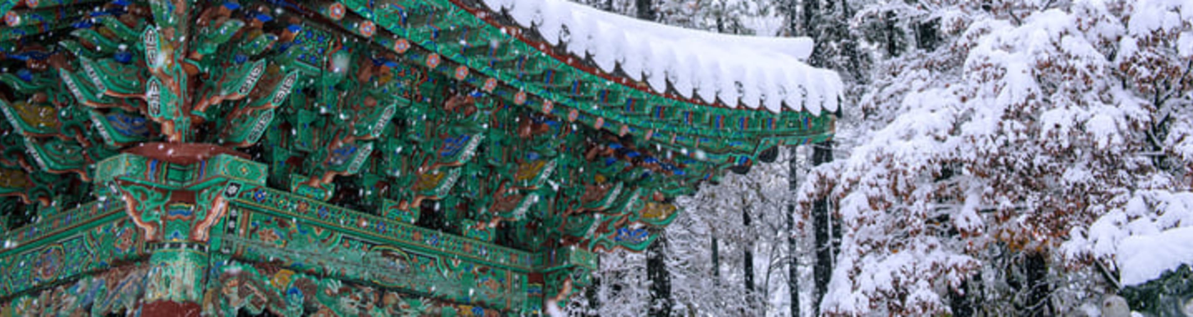 Seoul palace pavilion in heavy snow.