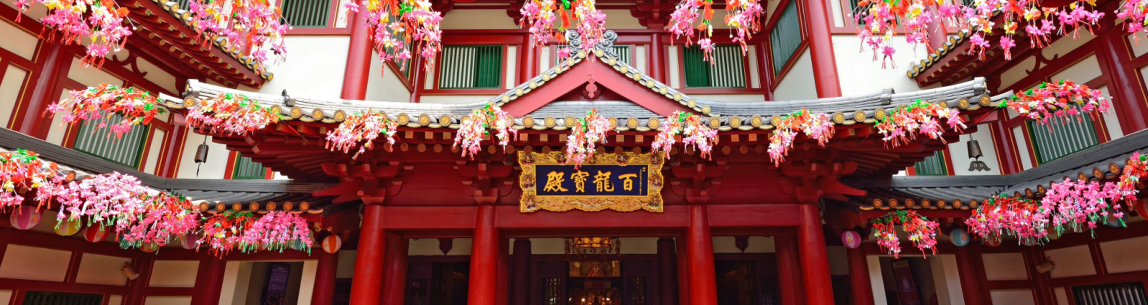 A colorful temple facade in Sinapore's Chinatown