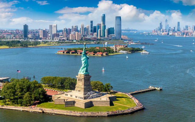 Freiheitsstatue und Skyline von New York