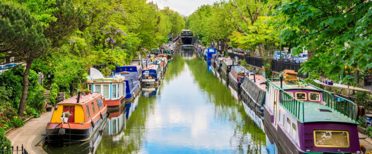 Barche colorate lungo il Regent's Canal.