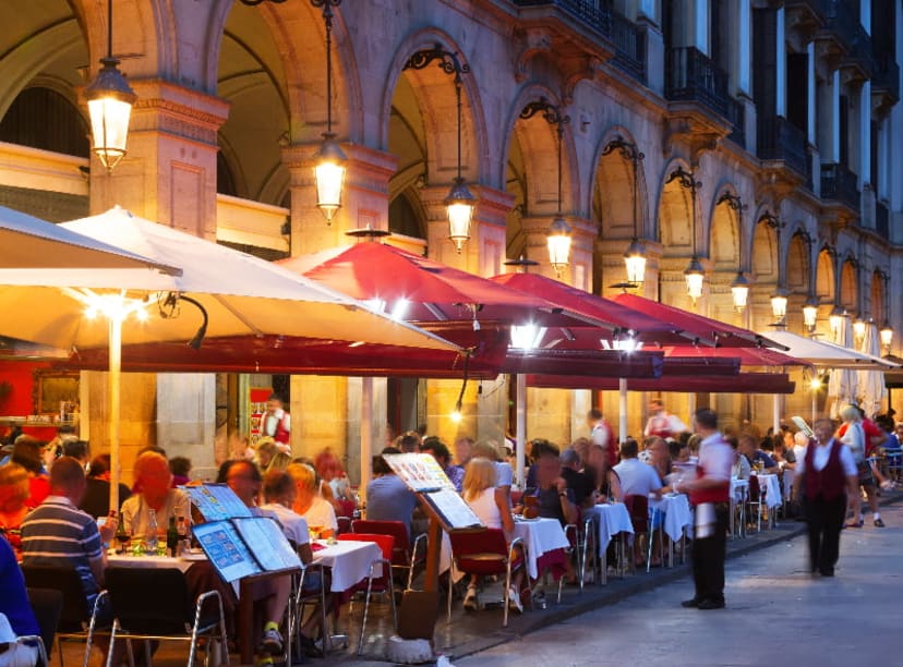 Guests dining outside a restaurant on Plaça Reial