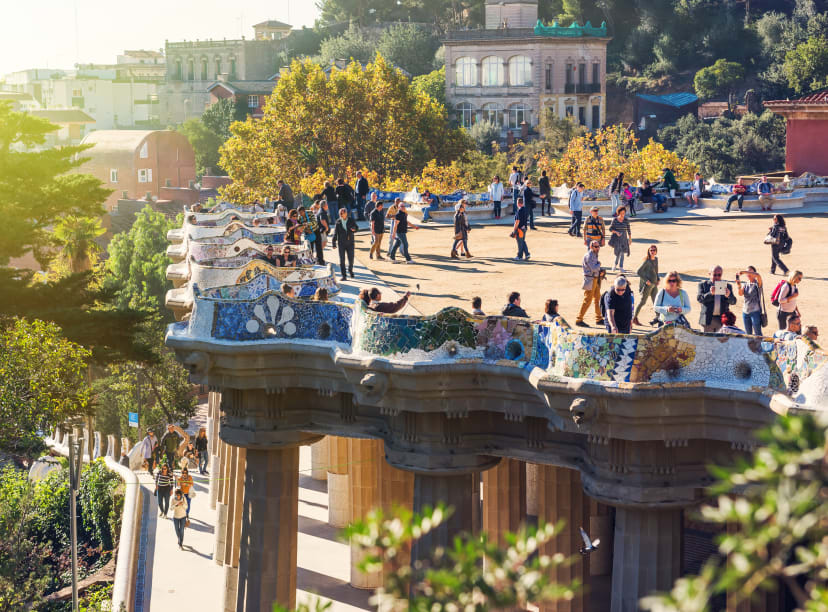 Des touristes profitent du Parc Güell