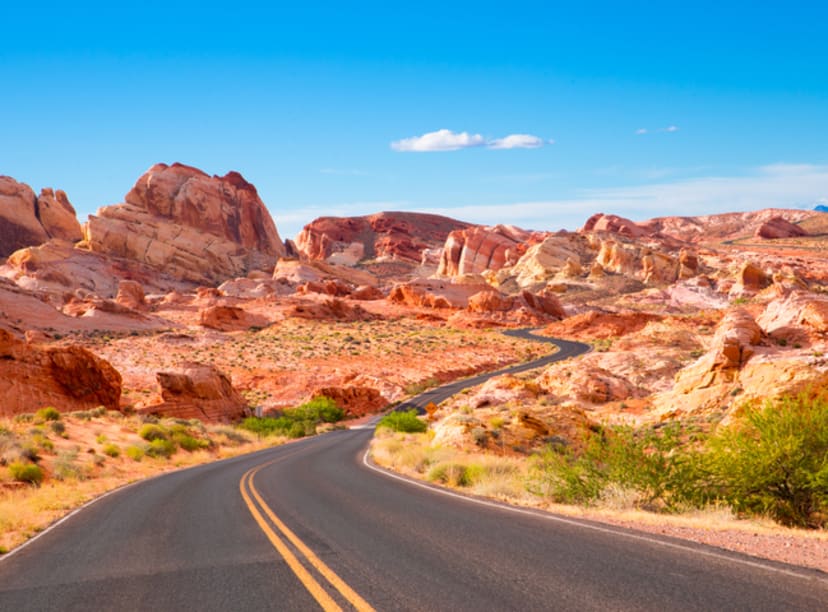 Carretera en paisaje natural de Nevada. Cosas que hacer cerca de Las Vegas.