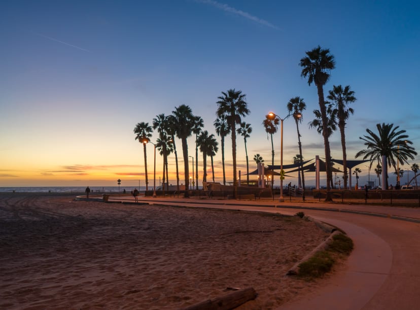 Une plage de Los Angeles au coucher du soleil