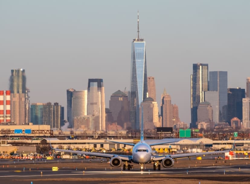 Avión en el aeropuerto de Newark, Nueva York. Cómo llegar a Nueva York desde el areopuerto.