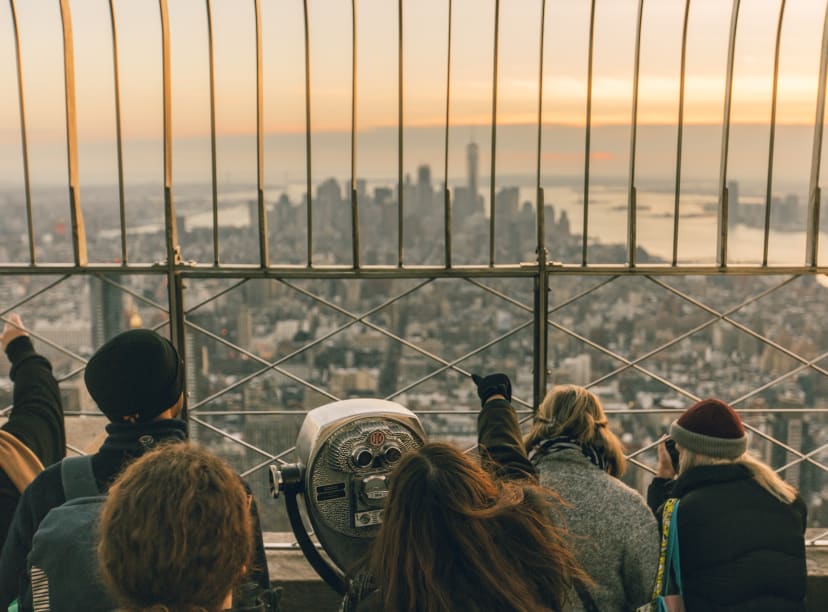 Des visiteurs sur la plateforme d'observation