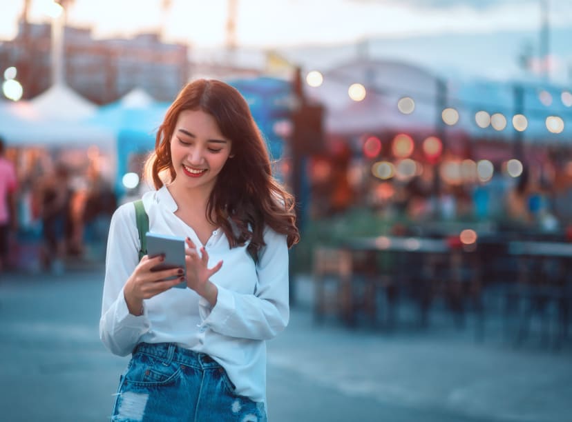 girl-phone-market-night