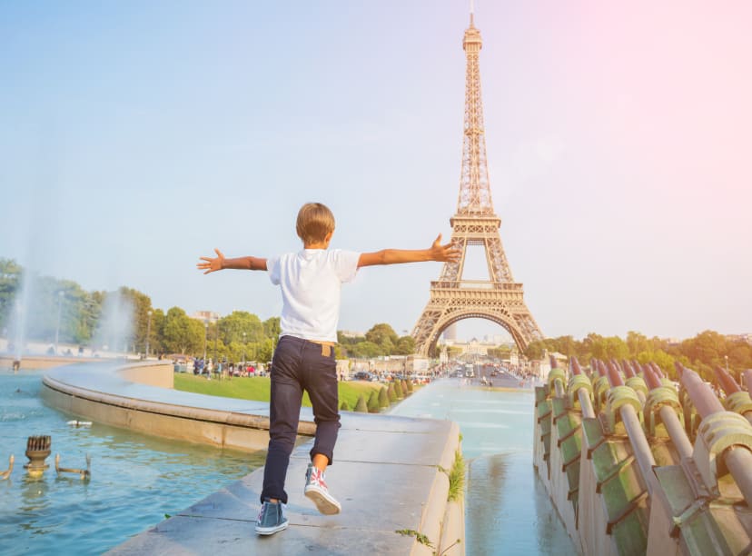 Enfant face à la Tour Eiffel de Paris