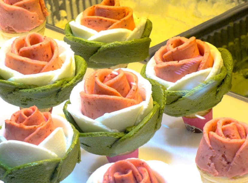 Rose shaped ice cream cones in Seoul markets