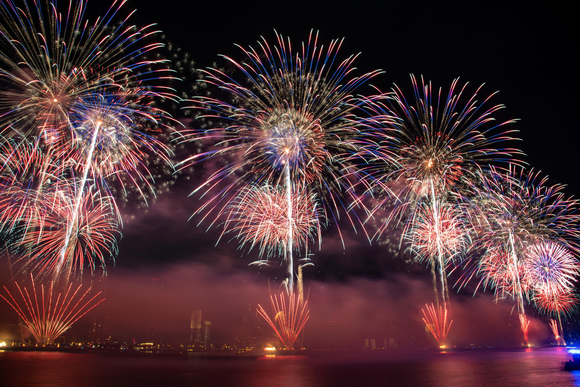 4th-july-fireworks-over-east-river
