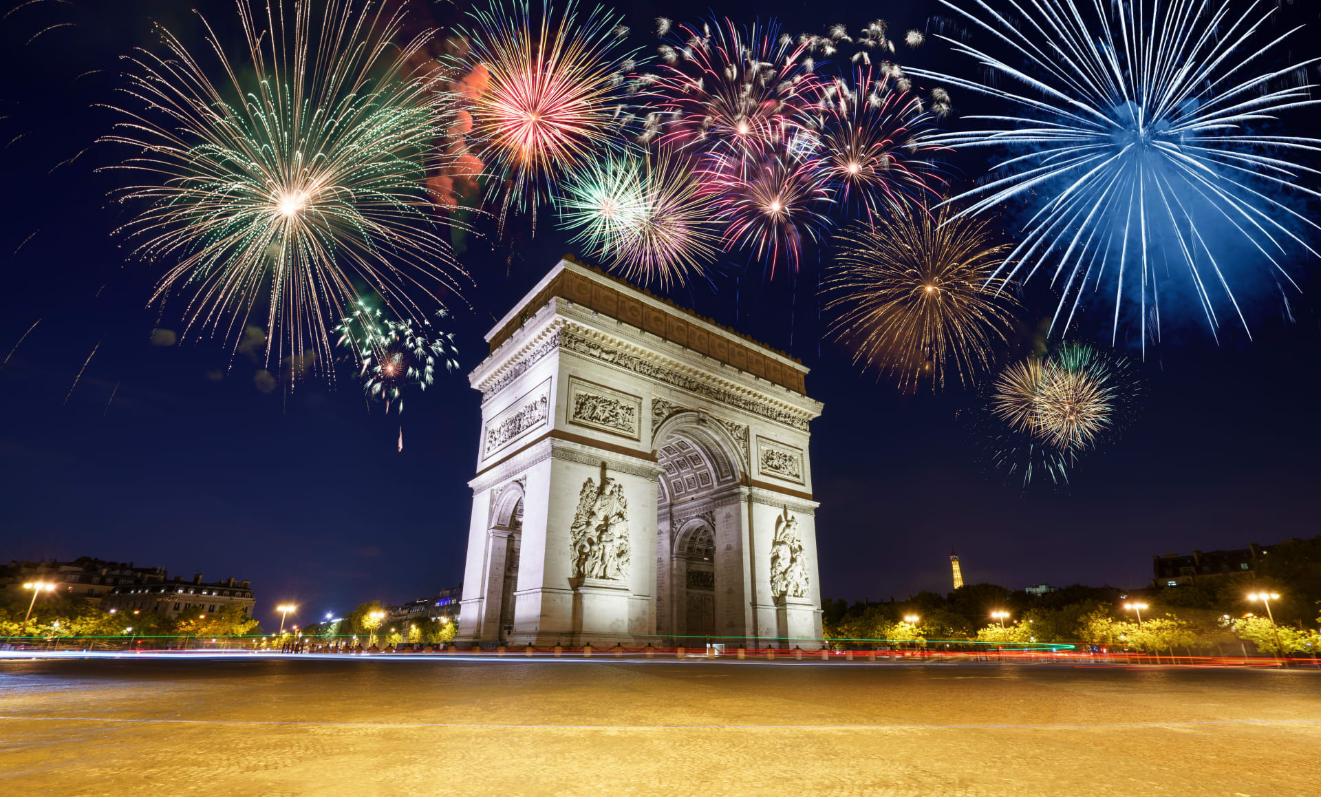arco do triunfo no ano novo em paris