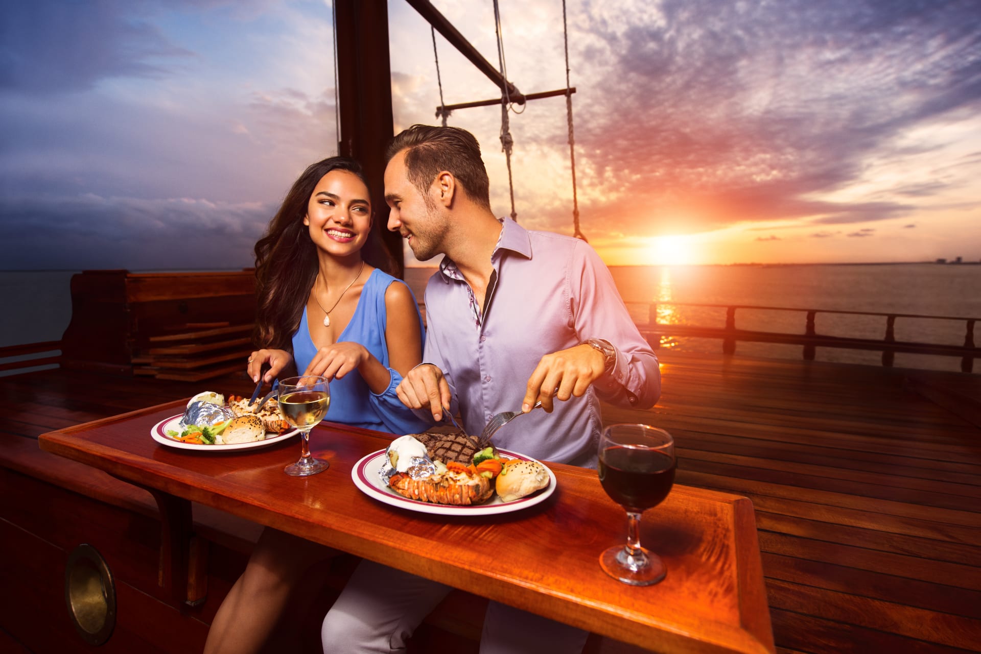 Pareja cena al atardecer en un crucero en Cancún. Cosas que hacer en Cancún en invierno.