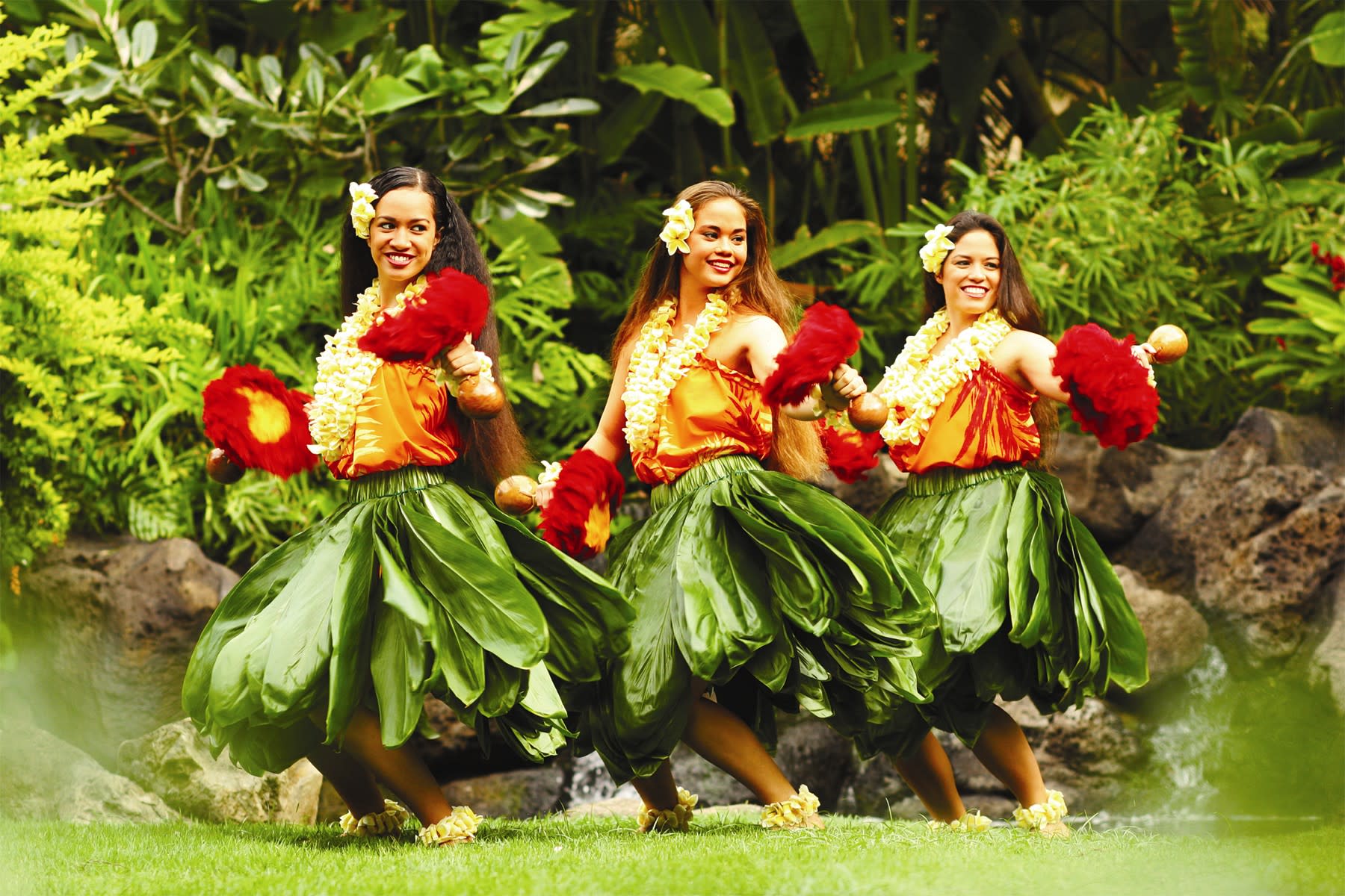 Bailarinas de hula en Hawái. Dónde viajar en abril y disfrutar al aire libre.