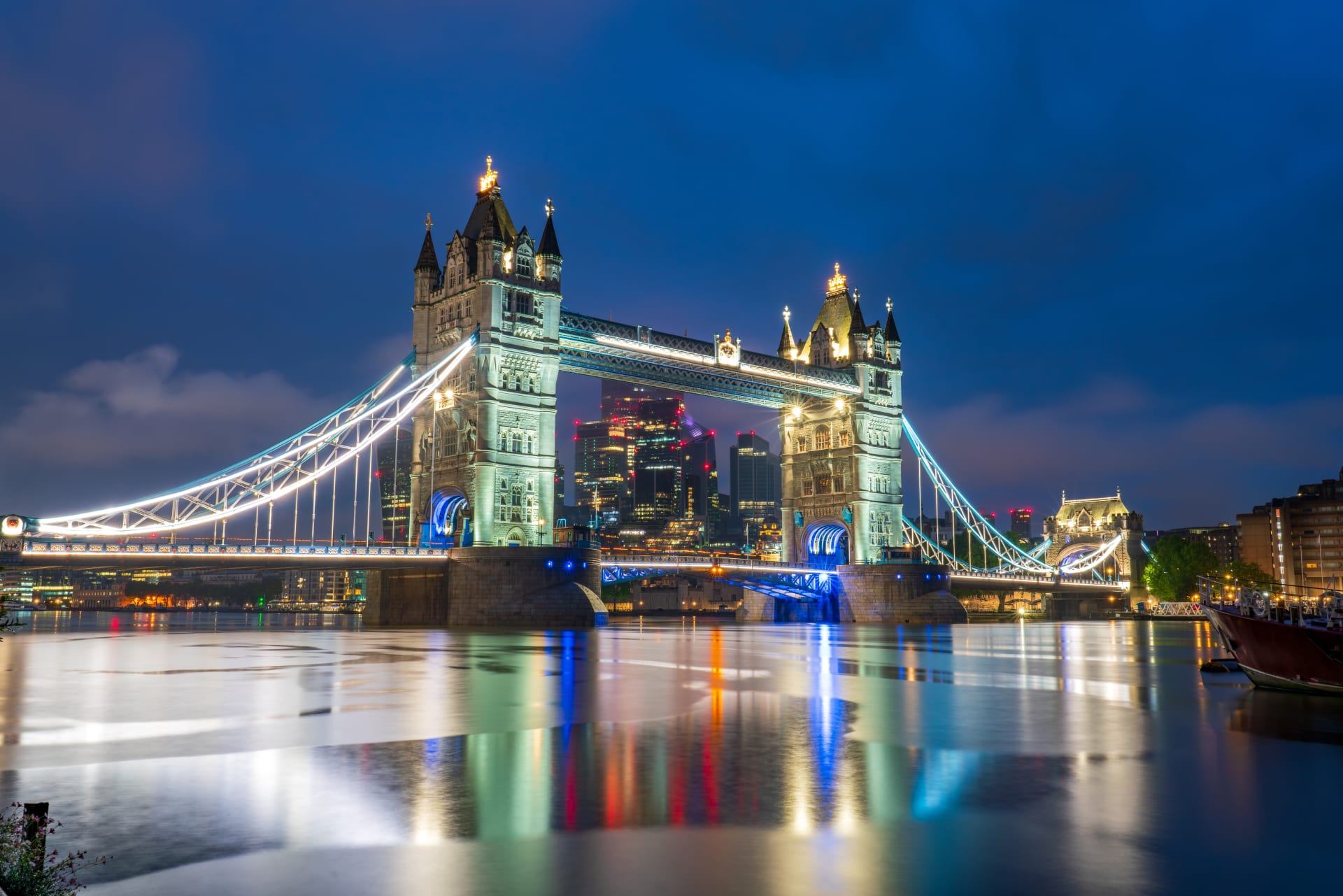 Vista nocturna del Puente de la Torre de Londres. Dónde comer en Londres.