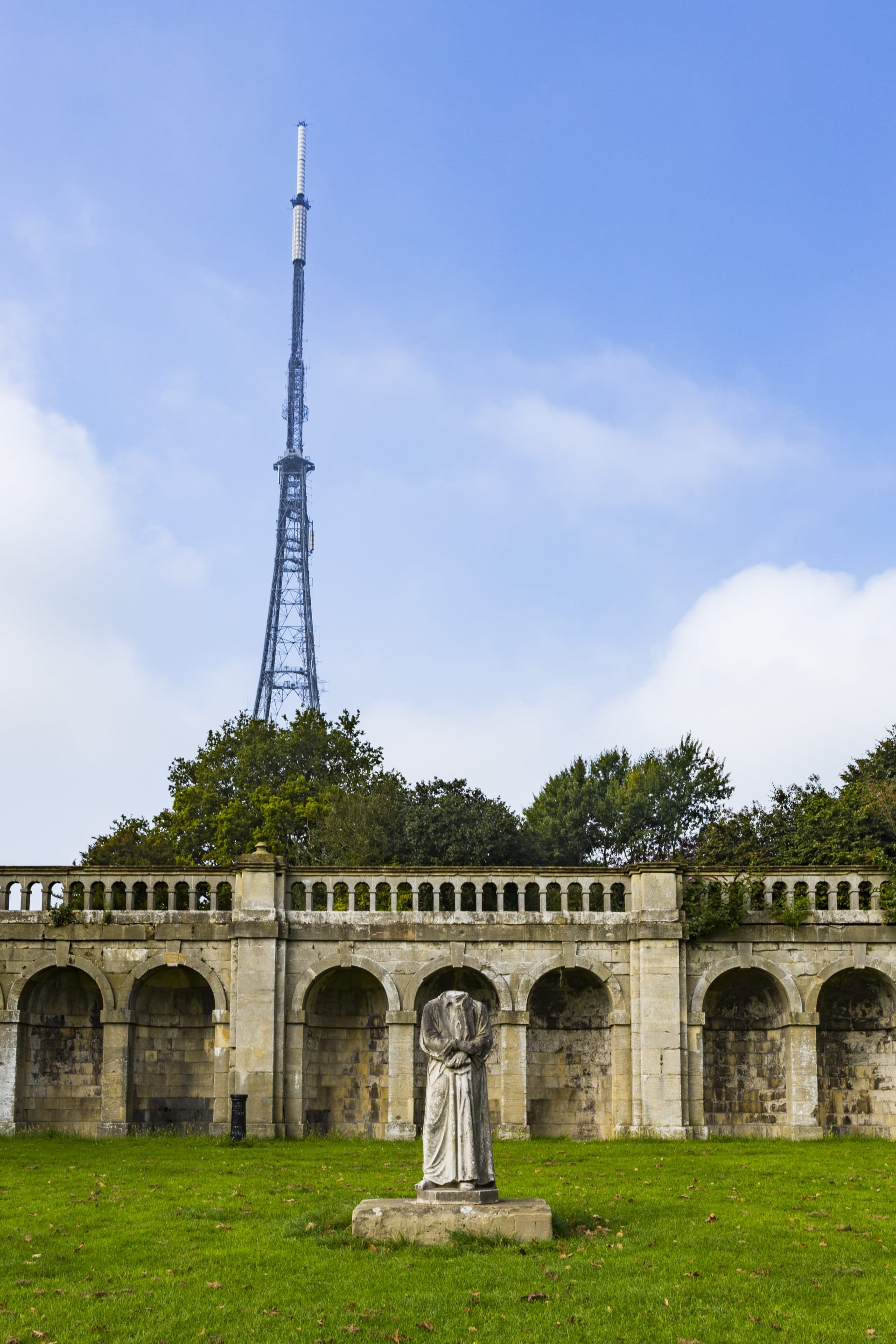 estátua sem cabeça em Londres