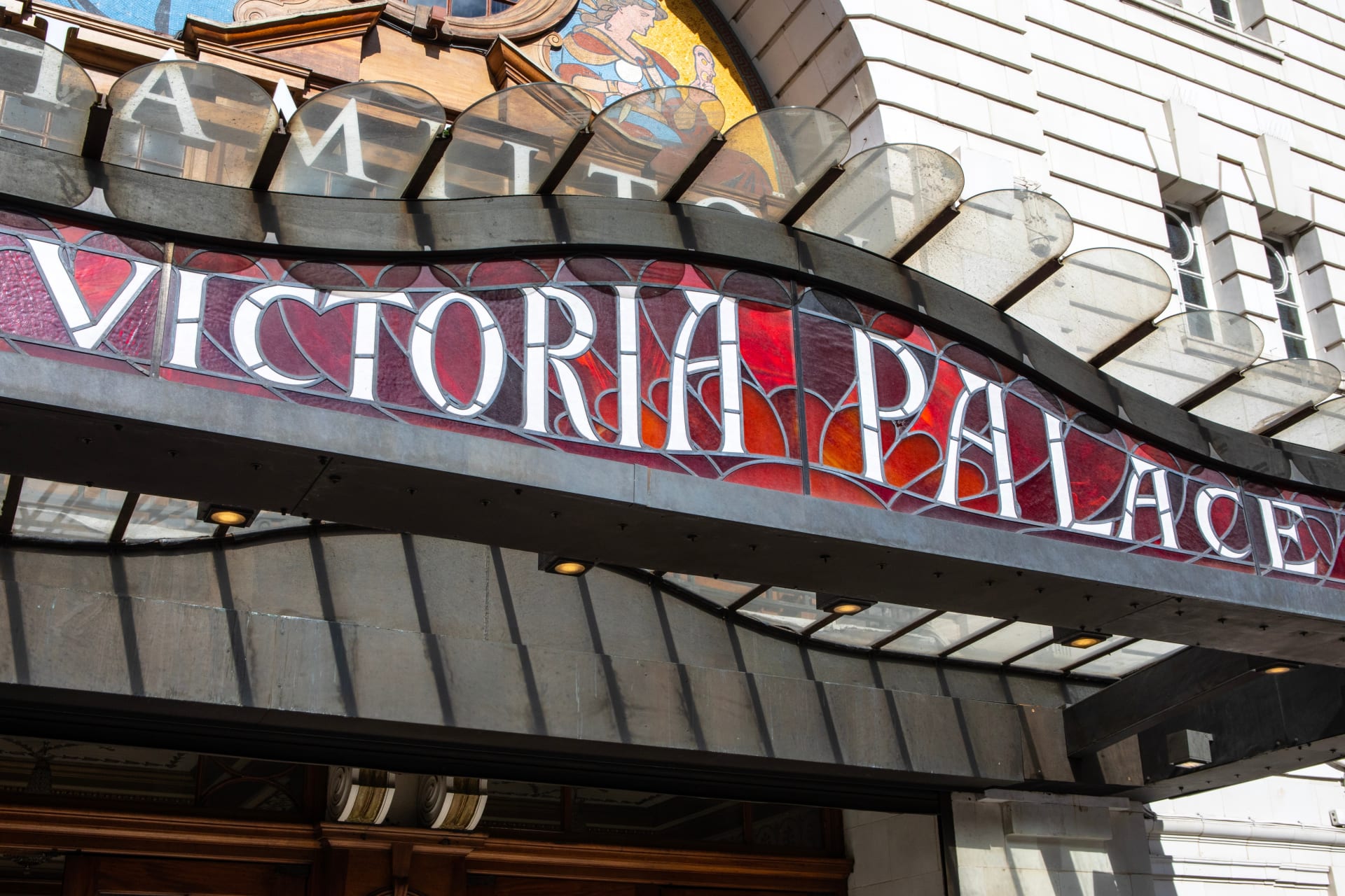 Marquesina del teatro Victoria Palace en el West End de Londres. Planes románticos en Londres. 