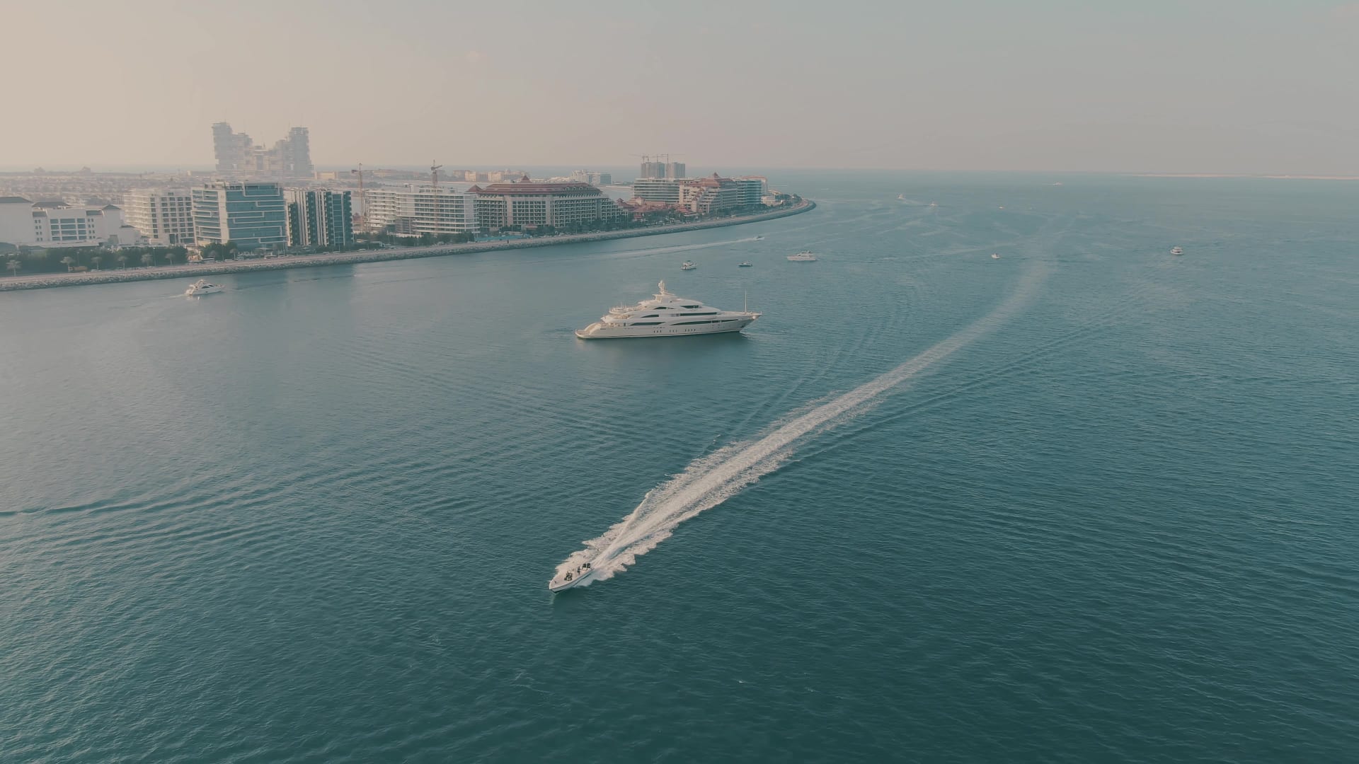 aerial-view-cruising-motorboat-dubai
