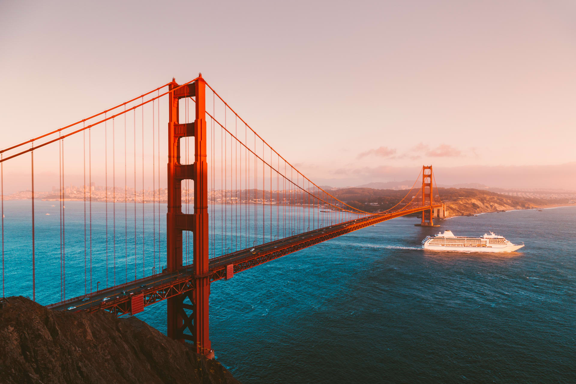 beautiful-panorama-view-cruise-ship-passing-golden-gate-bridge