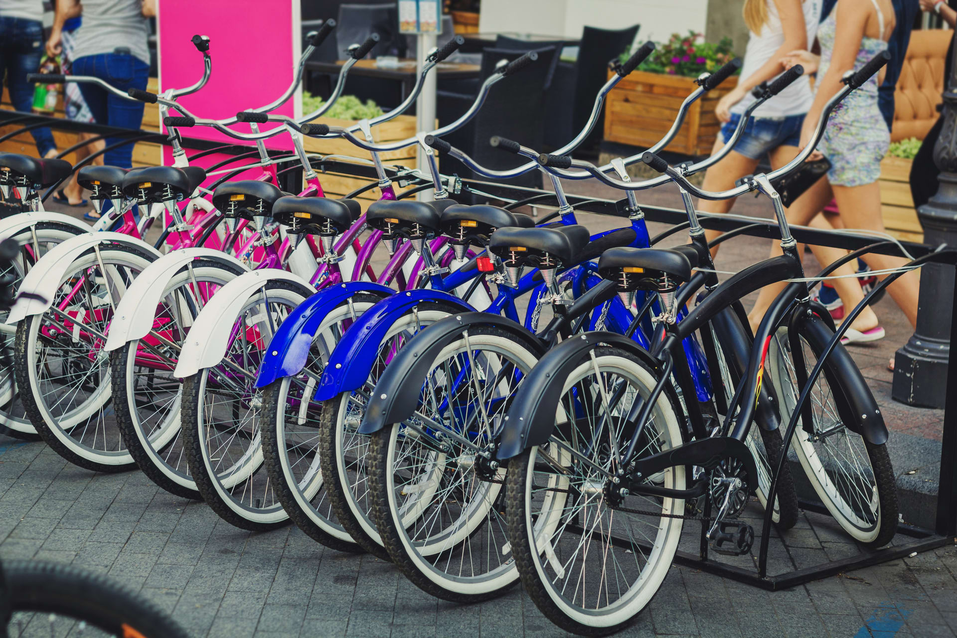 Bicicletas de colores aparcadas en una calle. Planes cerca del Museo Infantil de Chicago.