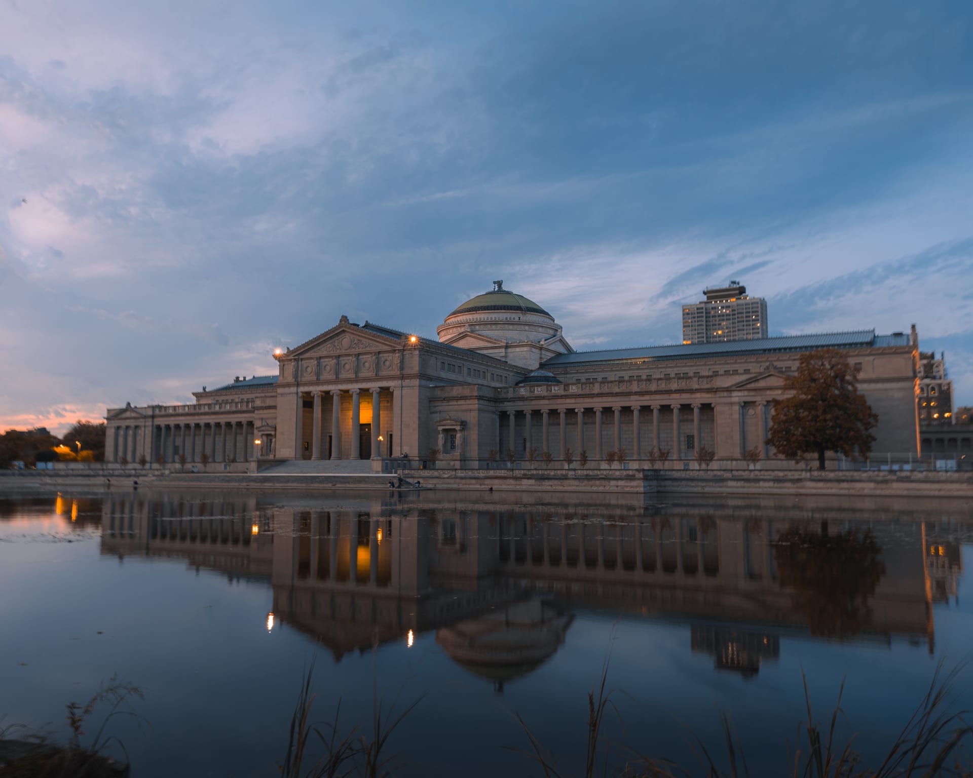 blue-hour-view-museum-science-industry-chicago
