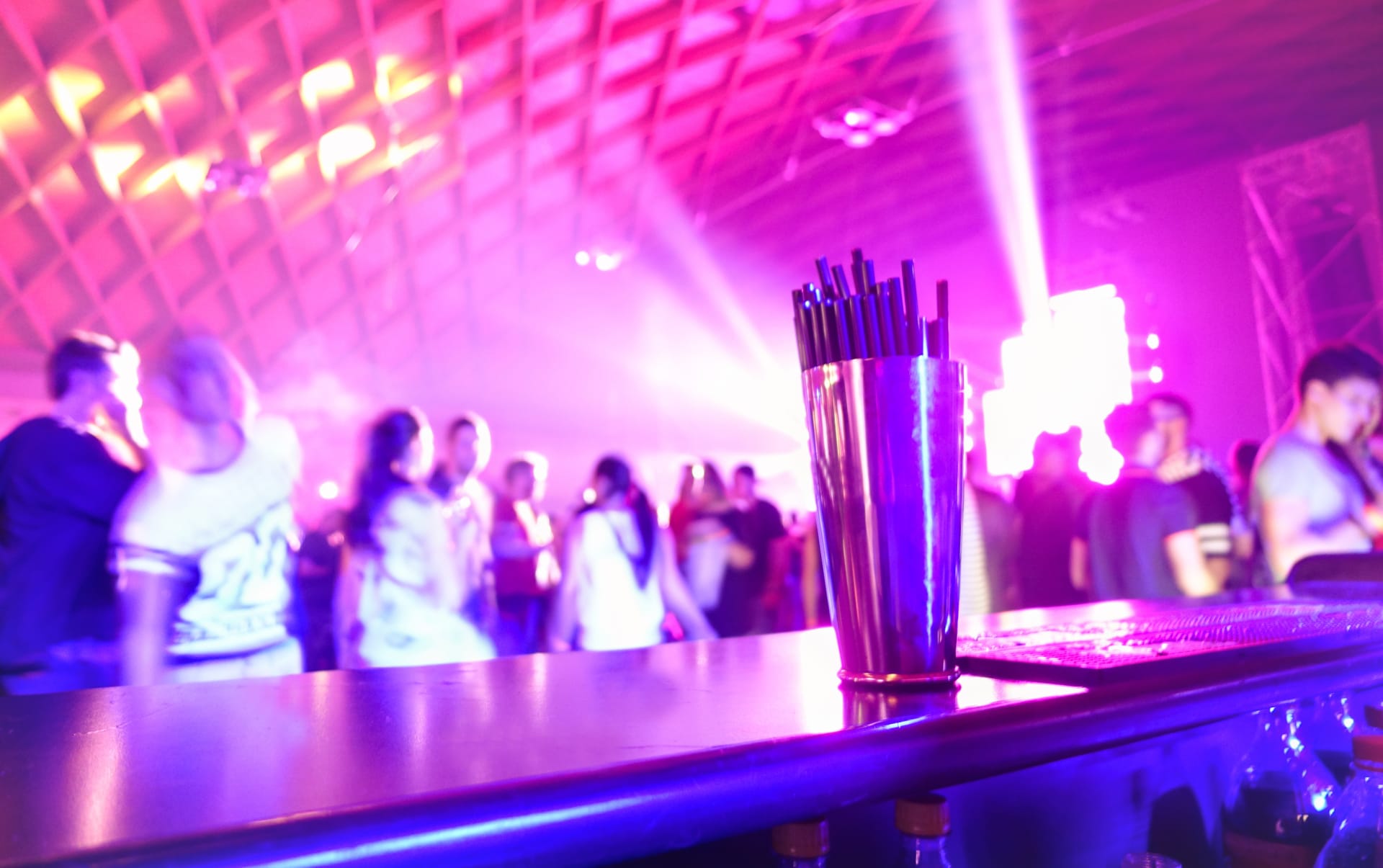 blurred-shaker-people-dancing-original-pink